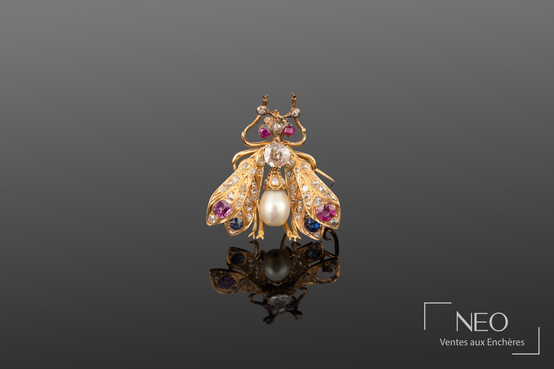 Broche insecte en or jaune 18K sertie de diamants, saphirs et perle de culture