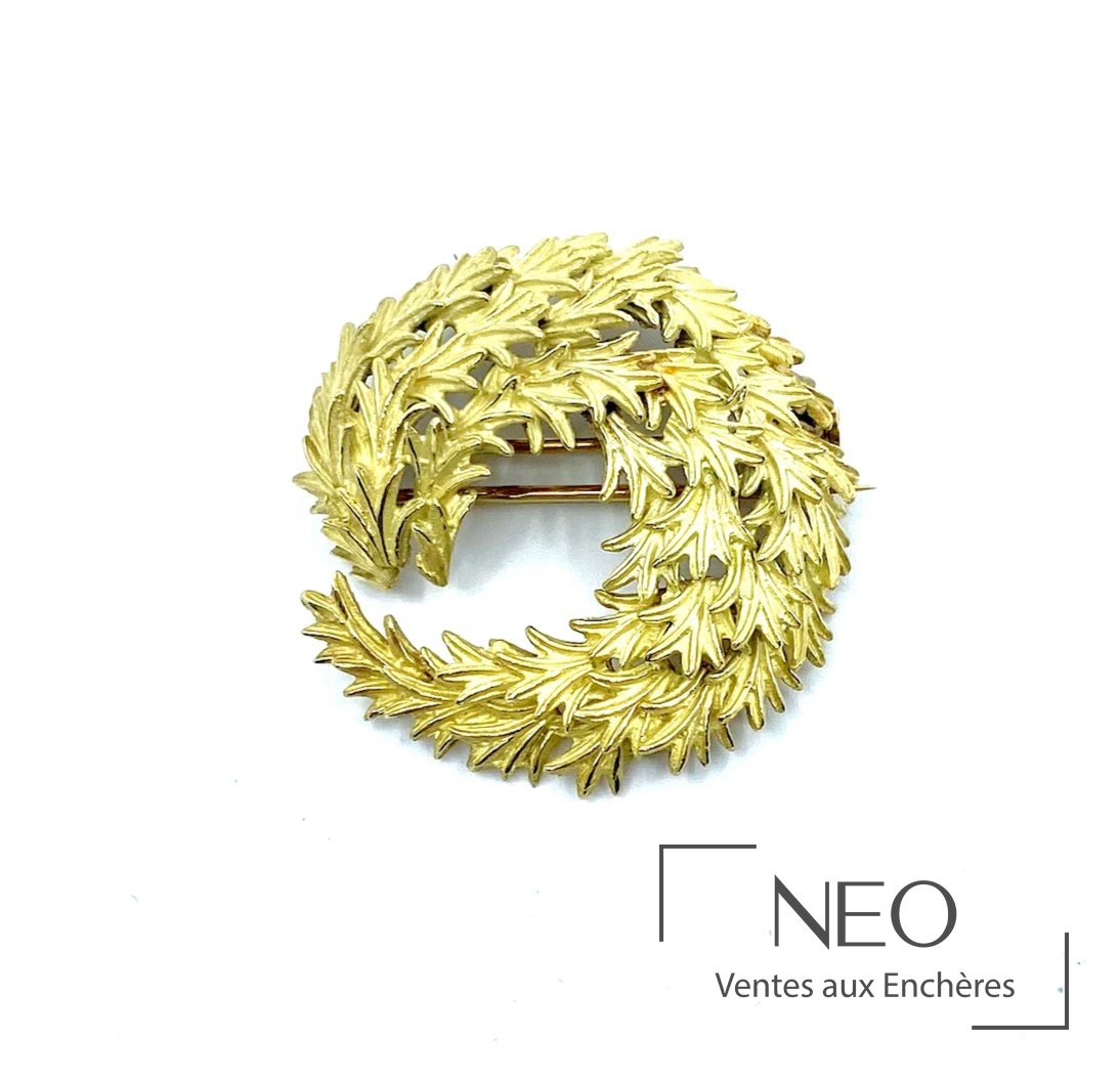 Broche couronne feuillagée en or jaune 18 carats