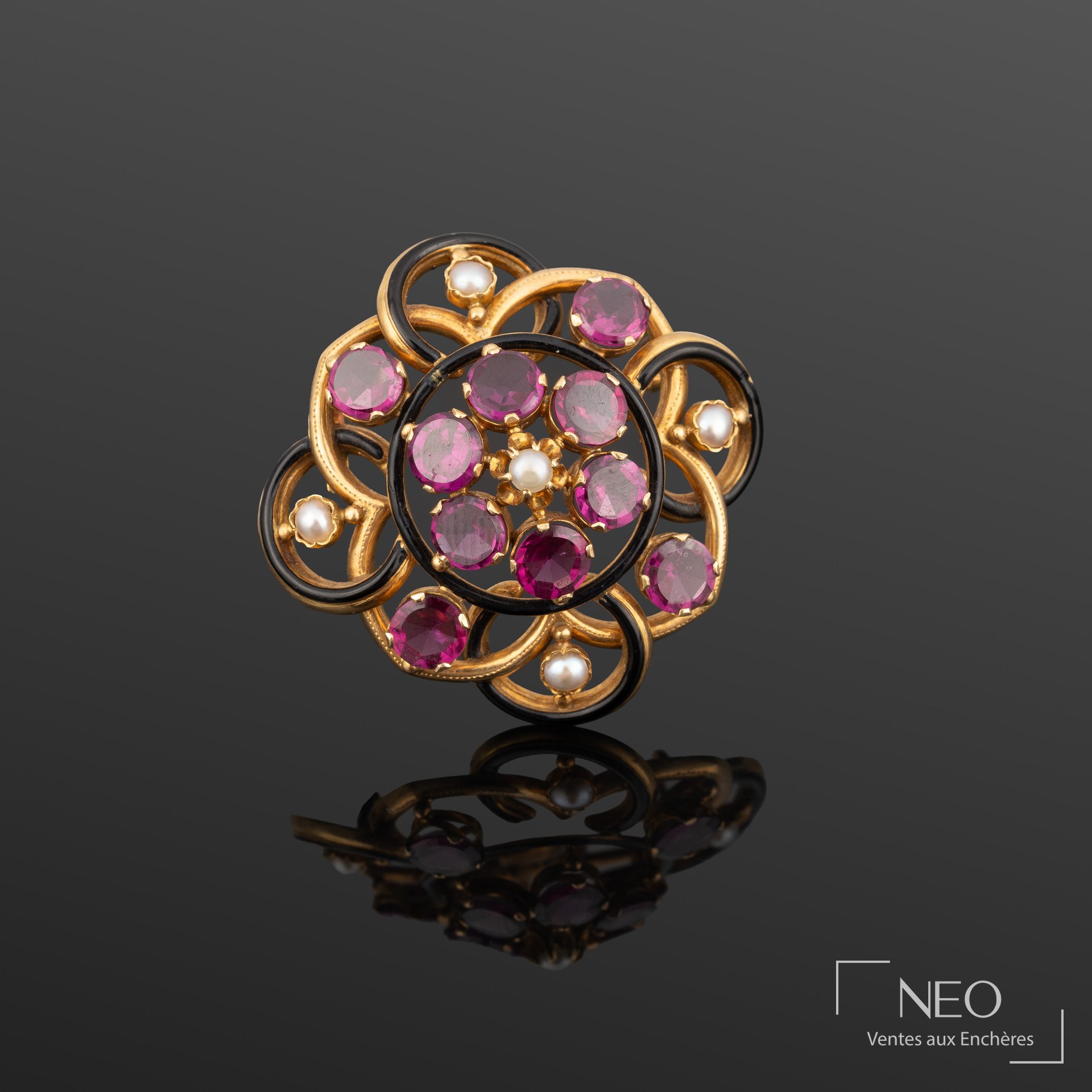 Broche en or jaune 18K, émail noir, perles de culture et pierres violettes