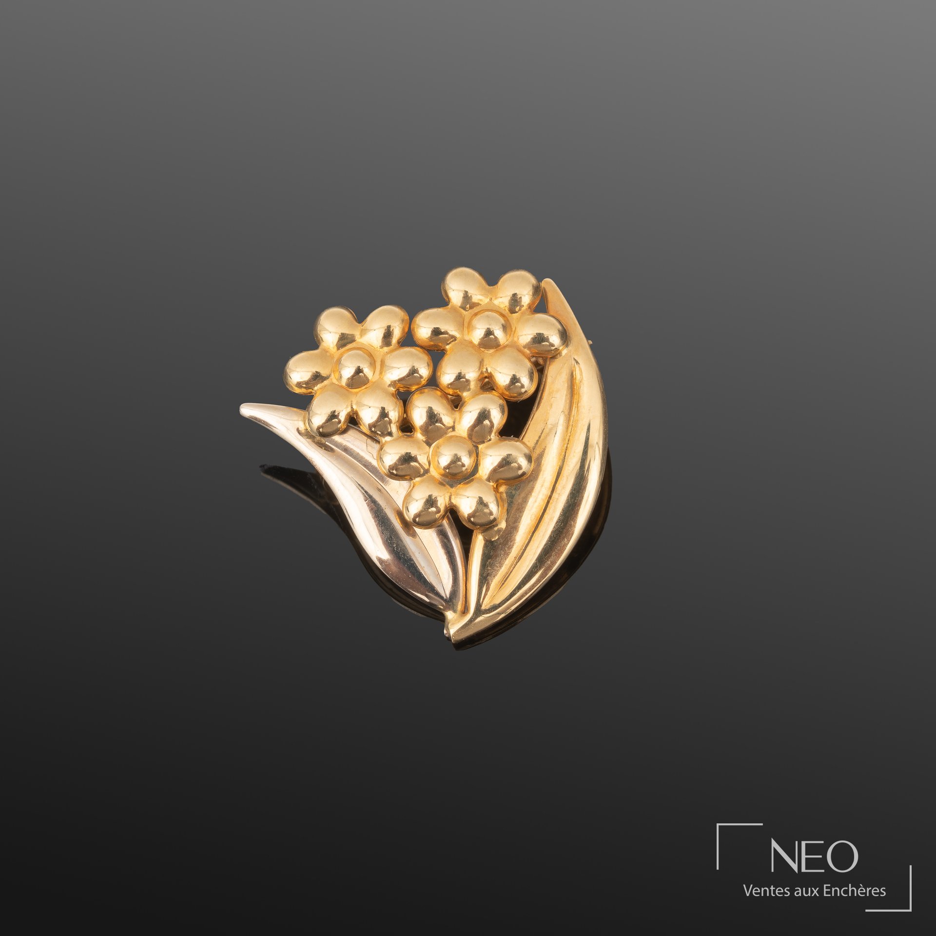 Broche bouquet fleuri en or jaune et gris 18K, fin du XXe siècle