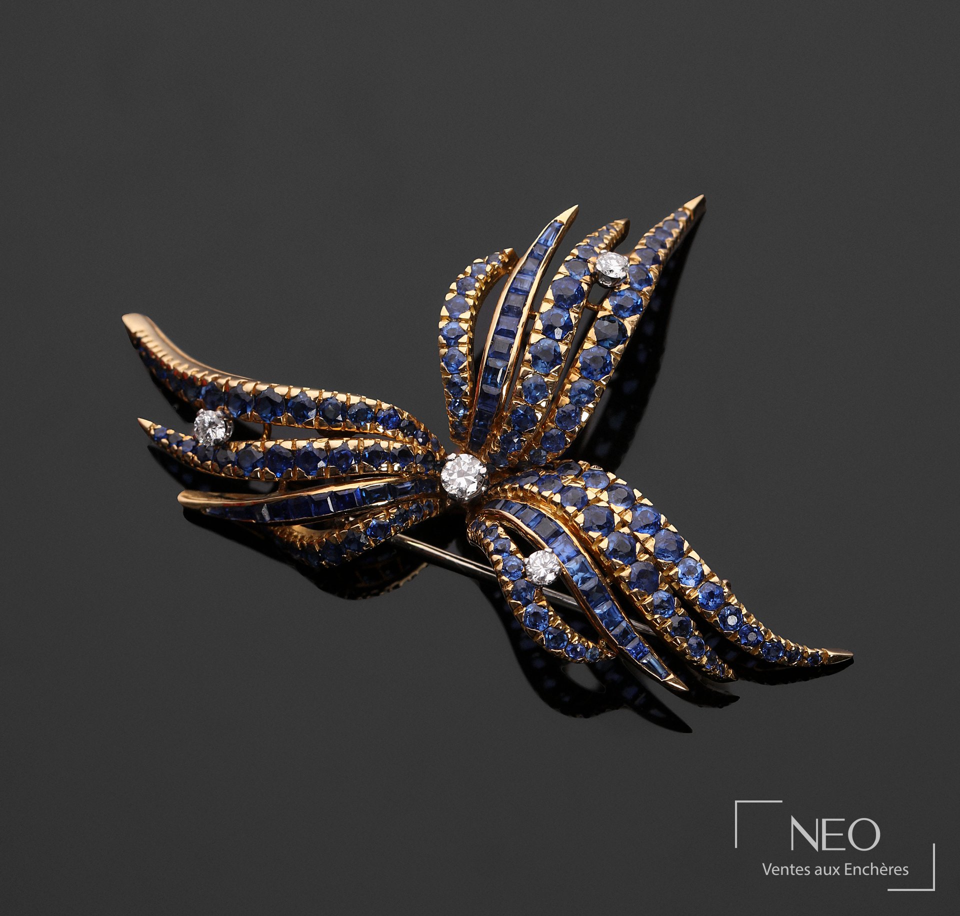 Broche en or jaune et gris 18 carats, saphirs et diamants