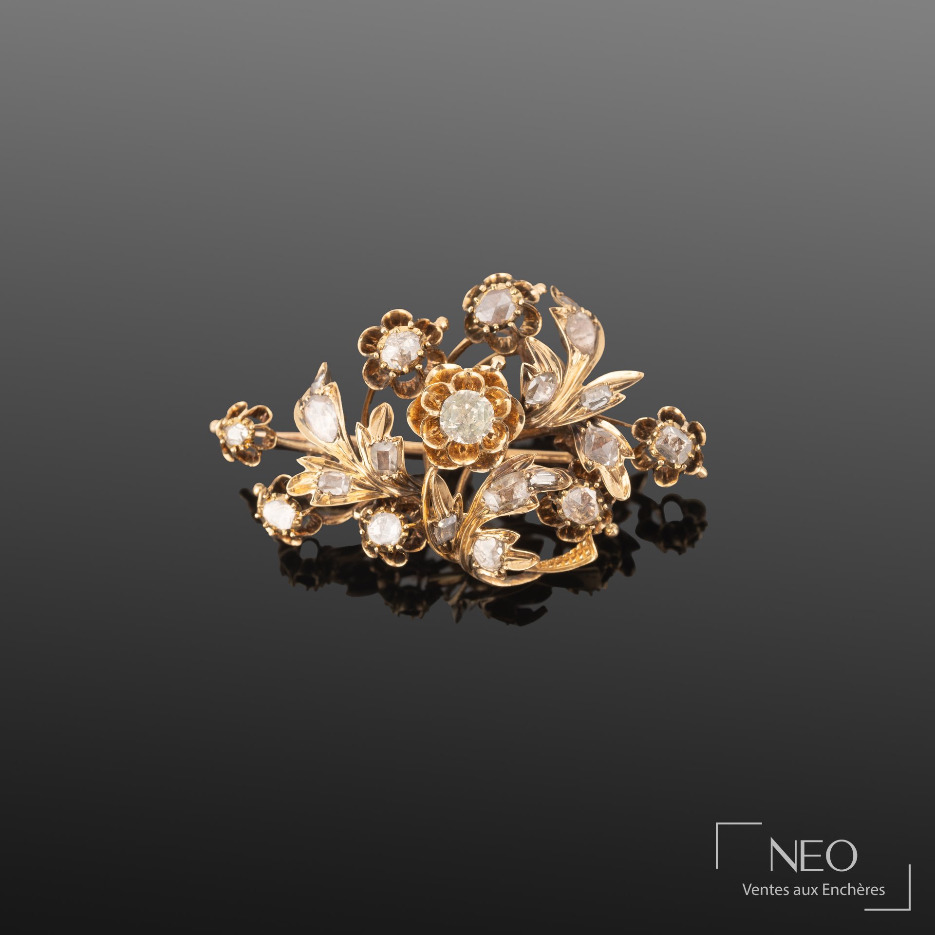 Broche en or jaune et rose 18K pavée de diamants anciens