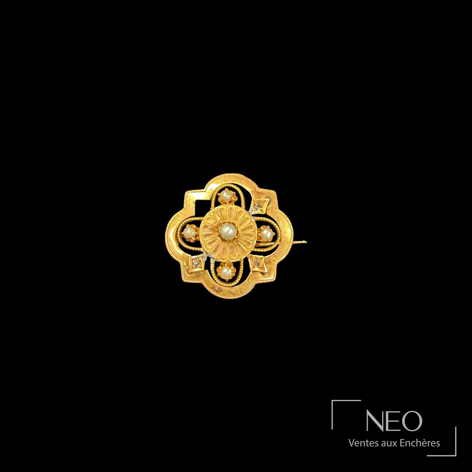 Broche polylobée en or rose 18K à décor de perles et pierres blanches