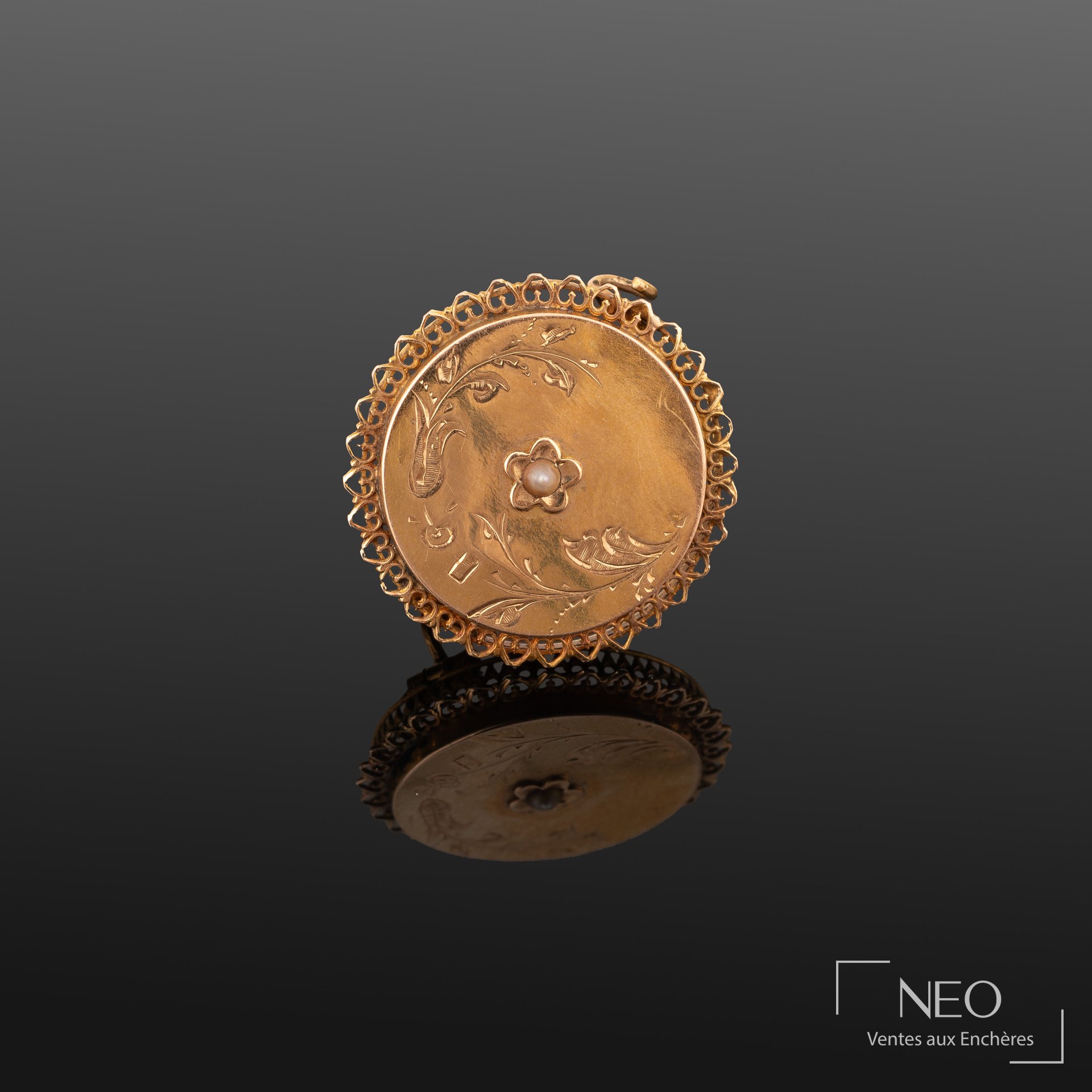 Broche ronde en or jaune 18K, décor ajouré et perle blanche