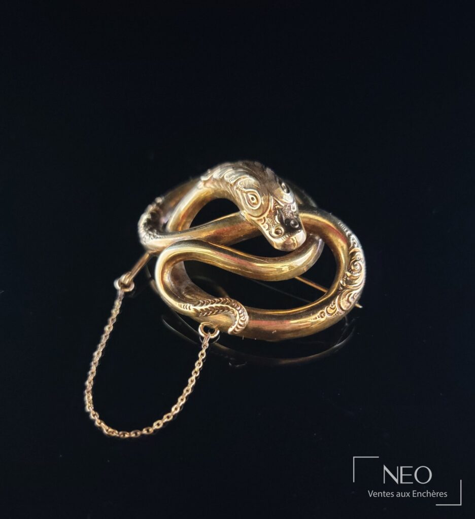 Broche serpent en or jaune sur fond noir