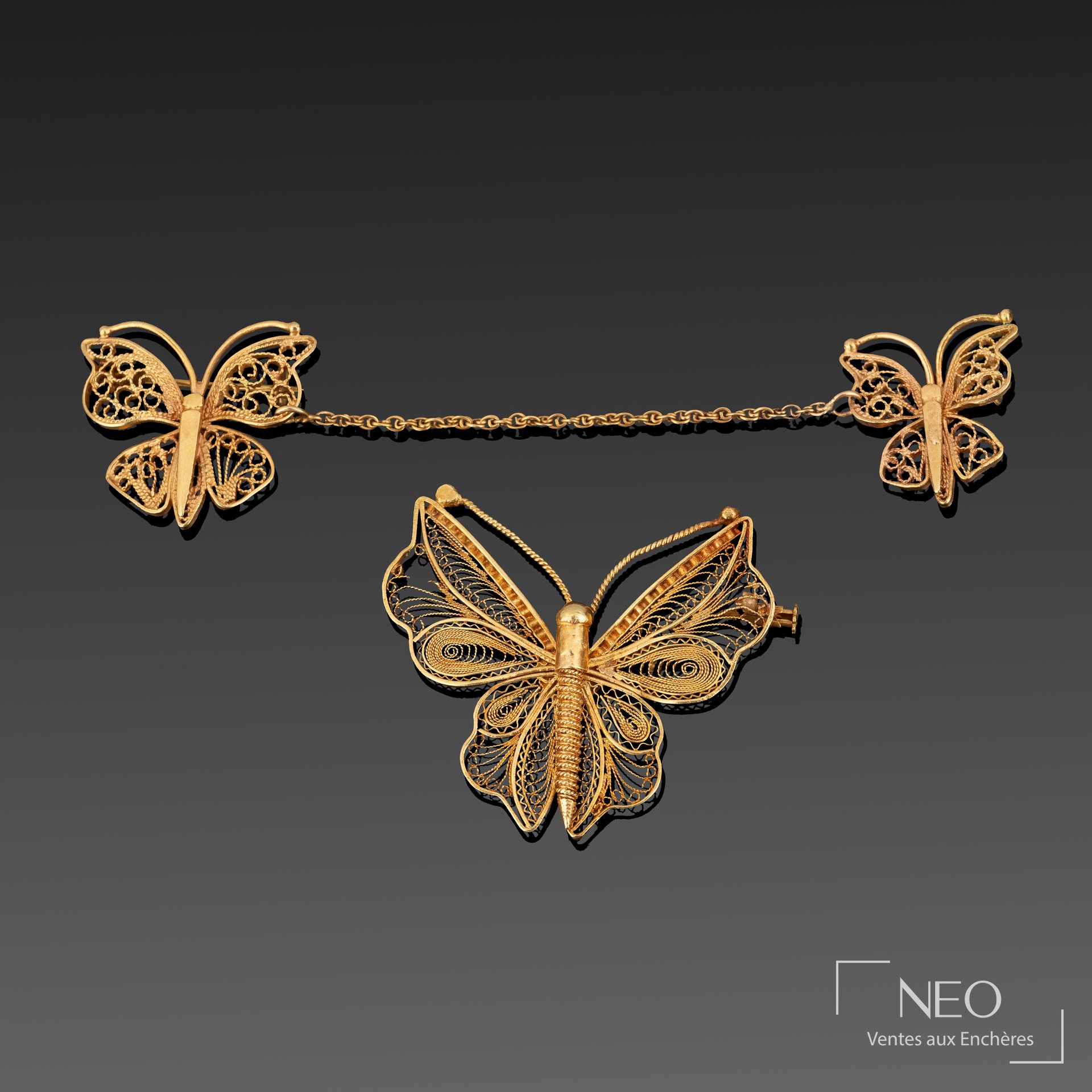 Deux broches papillon en or jaune 18K