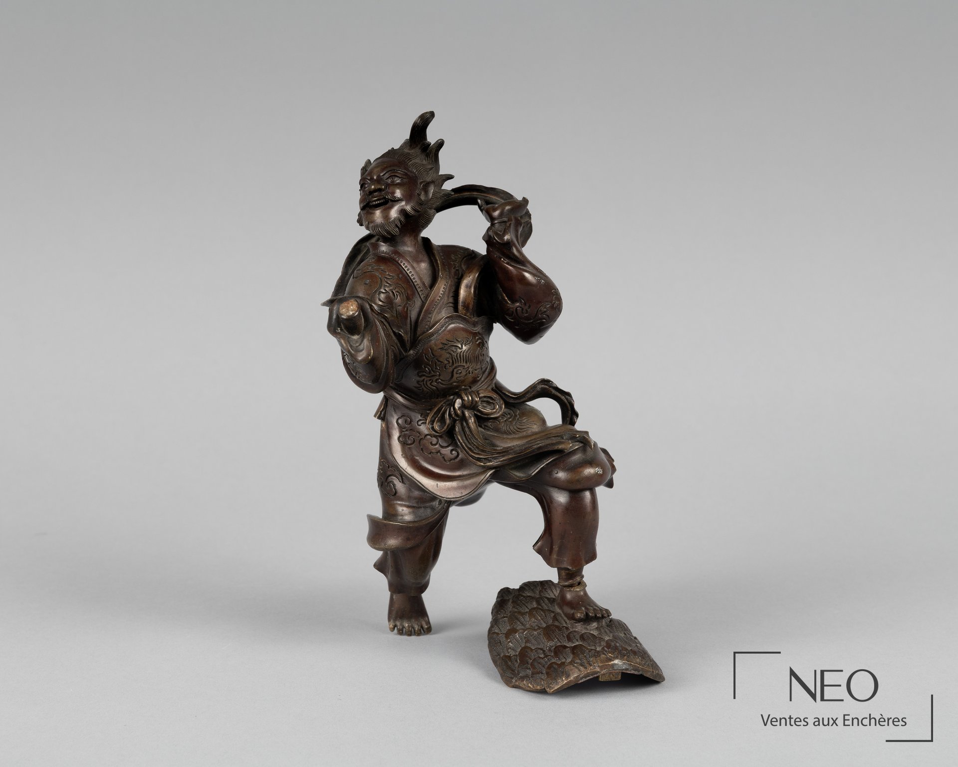 Brûle-parfum en bronze représentant Ebisu debout sur une carpe