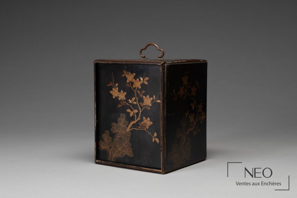 Petit cabinet japonais en laque brune