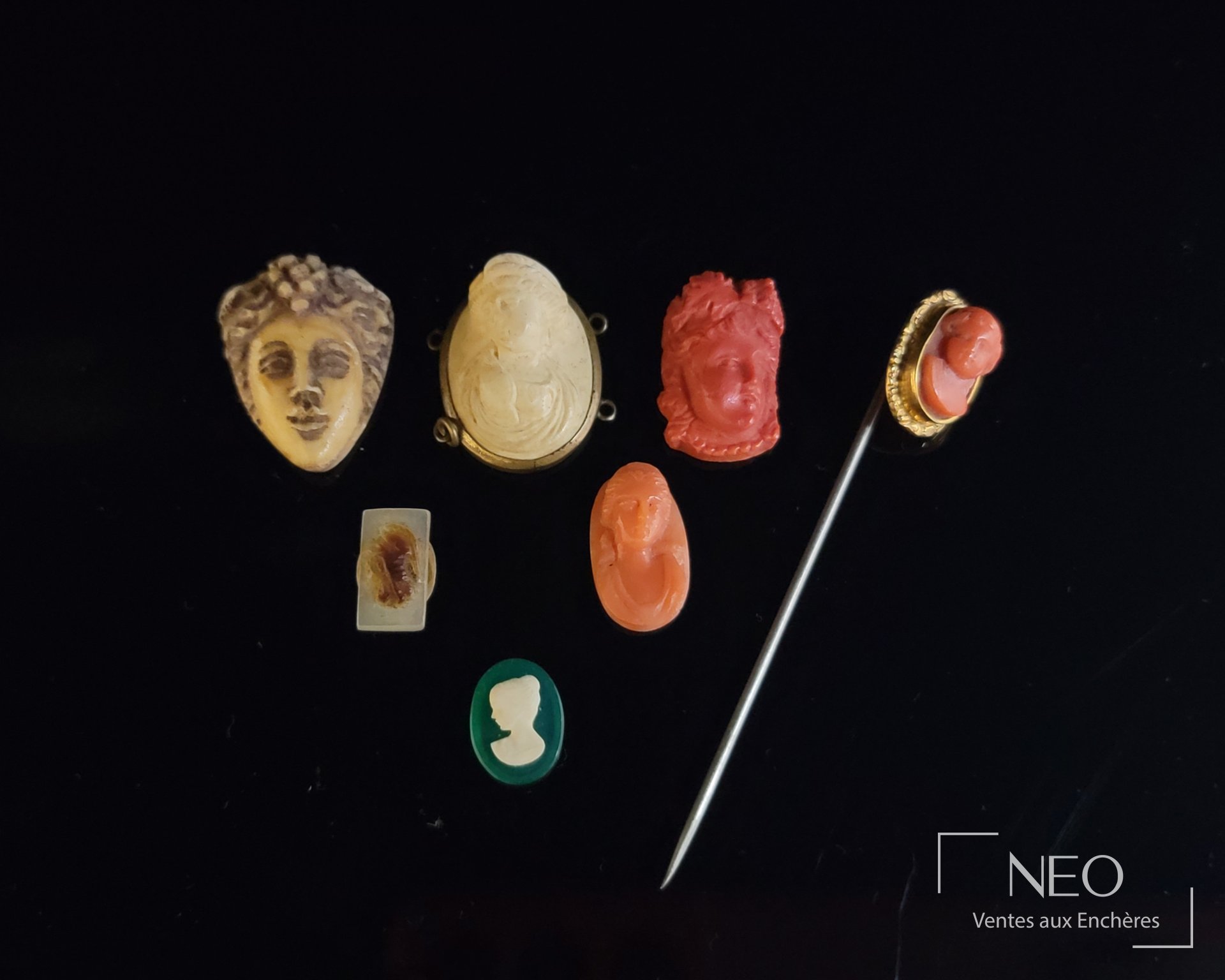 Ensemble de sept camées en corail, pierre et nacre
