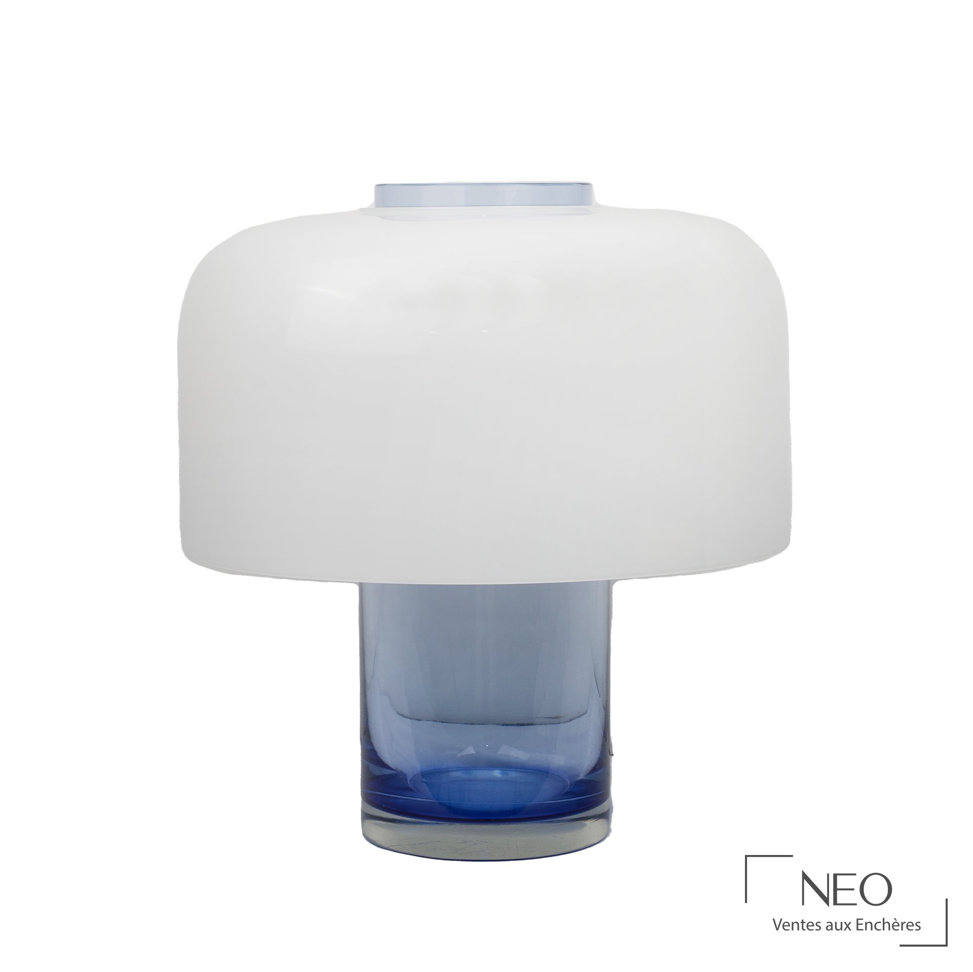 Lampe de table-vase en verre bleu et blanc vue de face