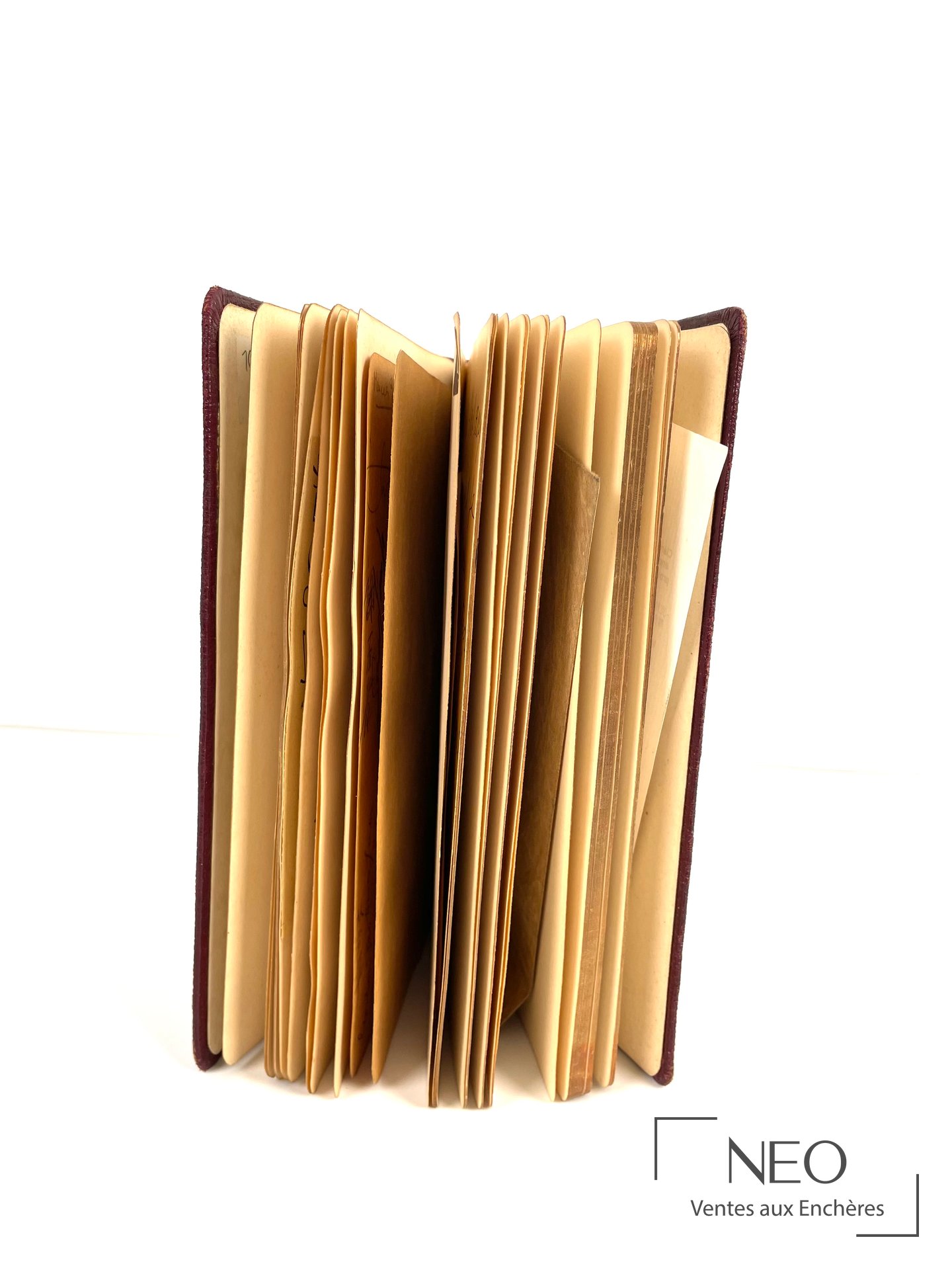 Carnet ouvert vu de profil