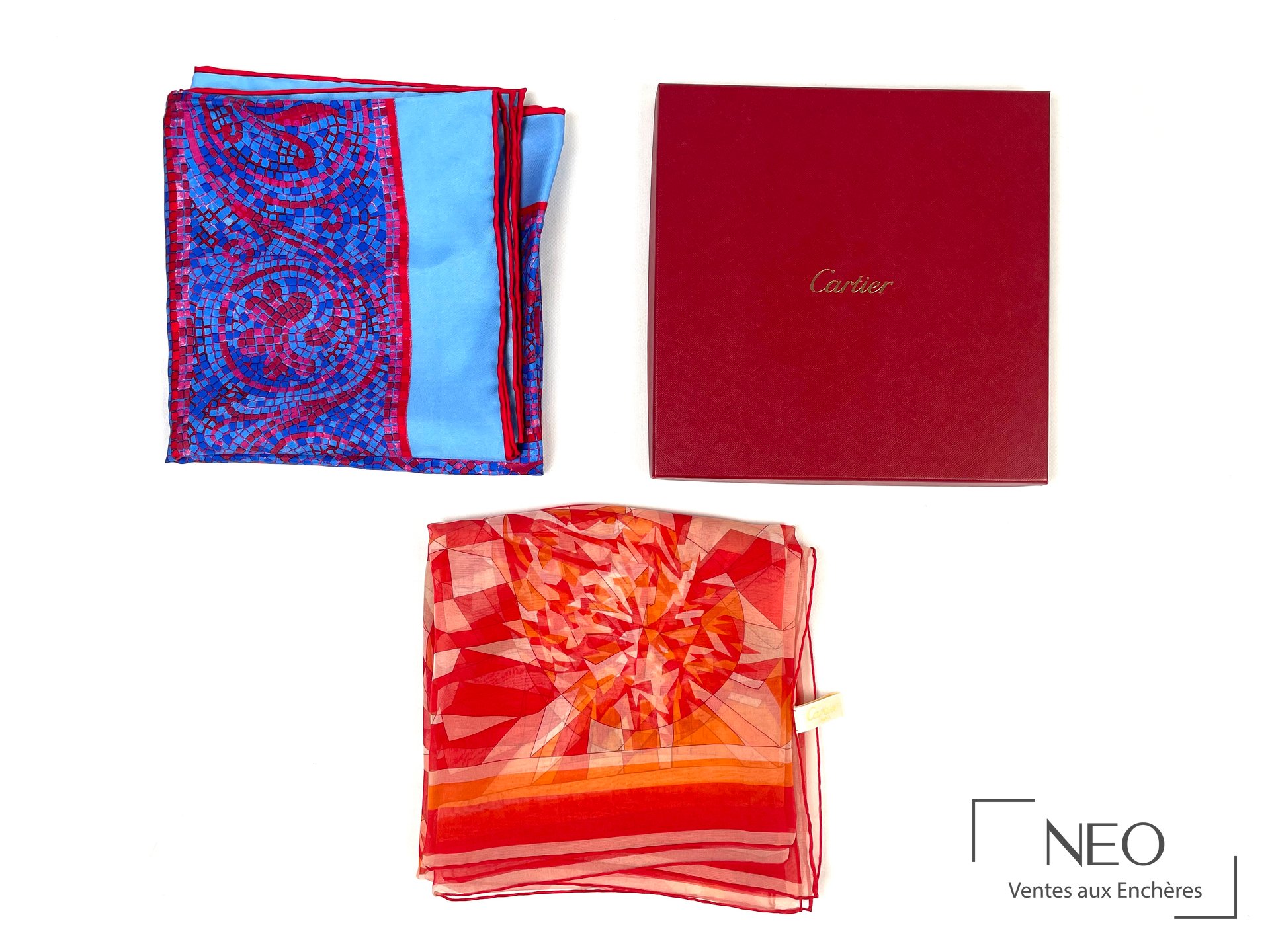 Deux carrés foulard en soie avec leur boîte Cartier rouge