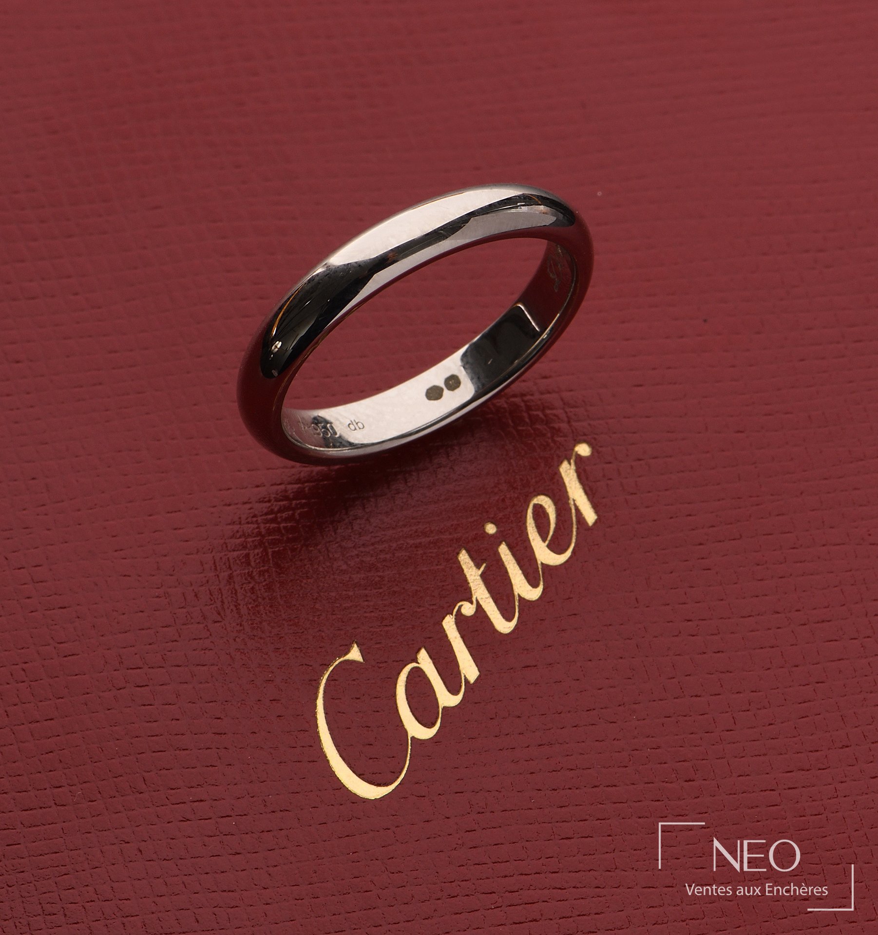 Alliance Cartier en platine sur son écrin rouge