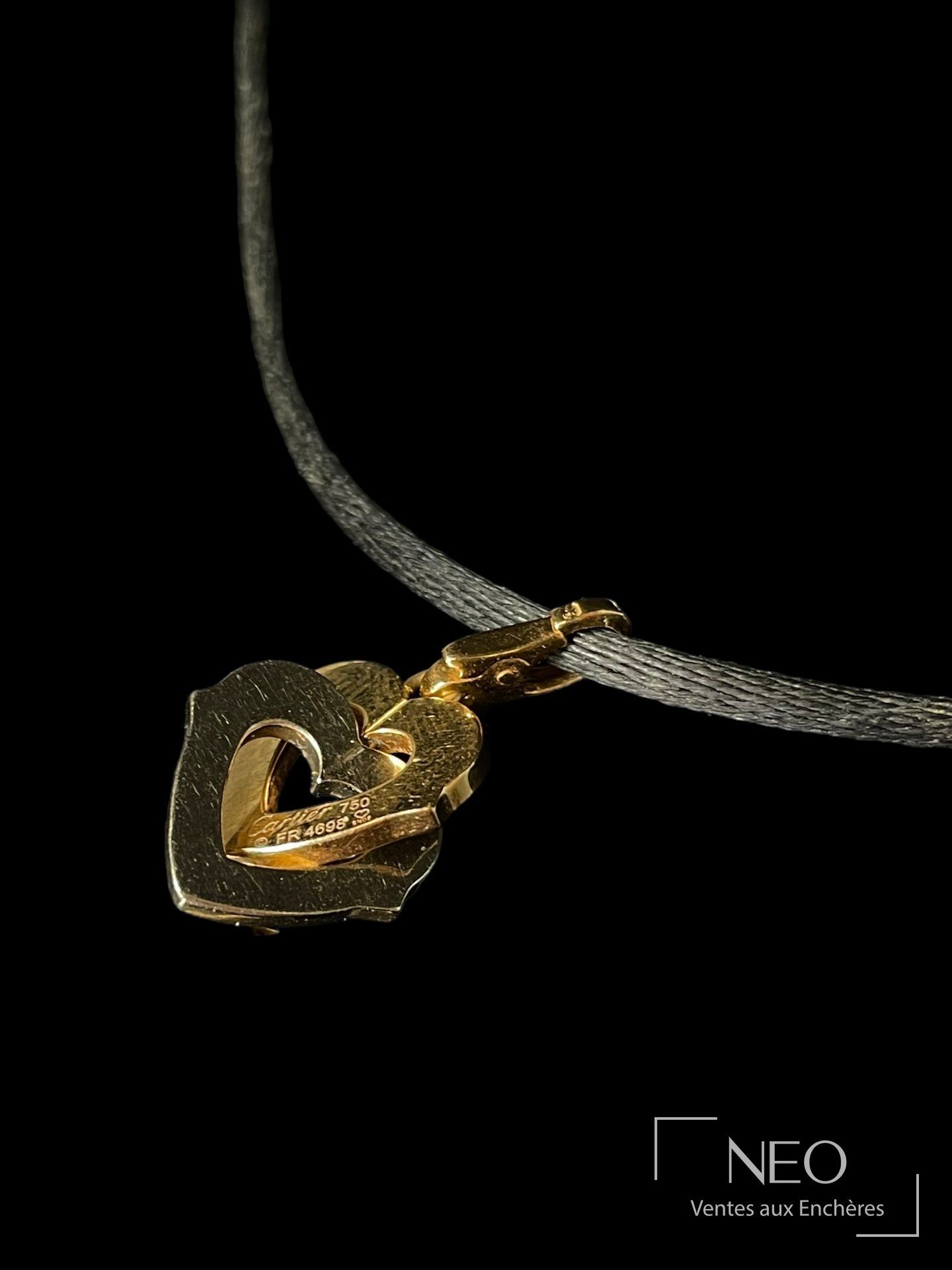 Cartier pendentif deux cœurs en or jaune et gris 18 carats avec cordon noir