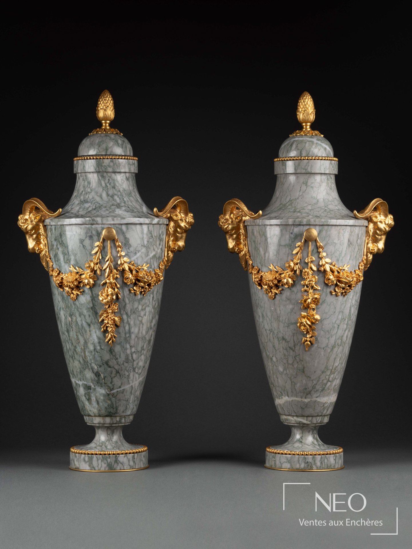 Paire de cassolettes en marbre gris veiné et bronzes dorés, Susse Frères, époque Napoléon III