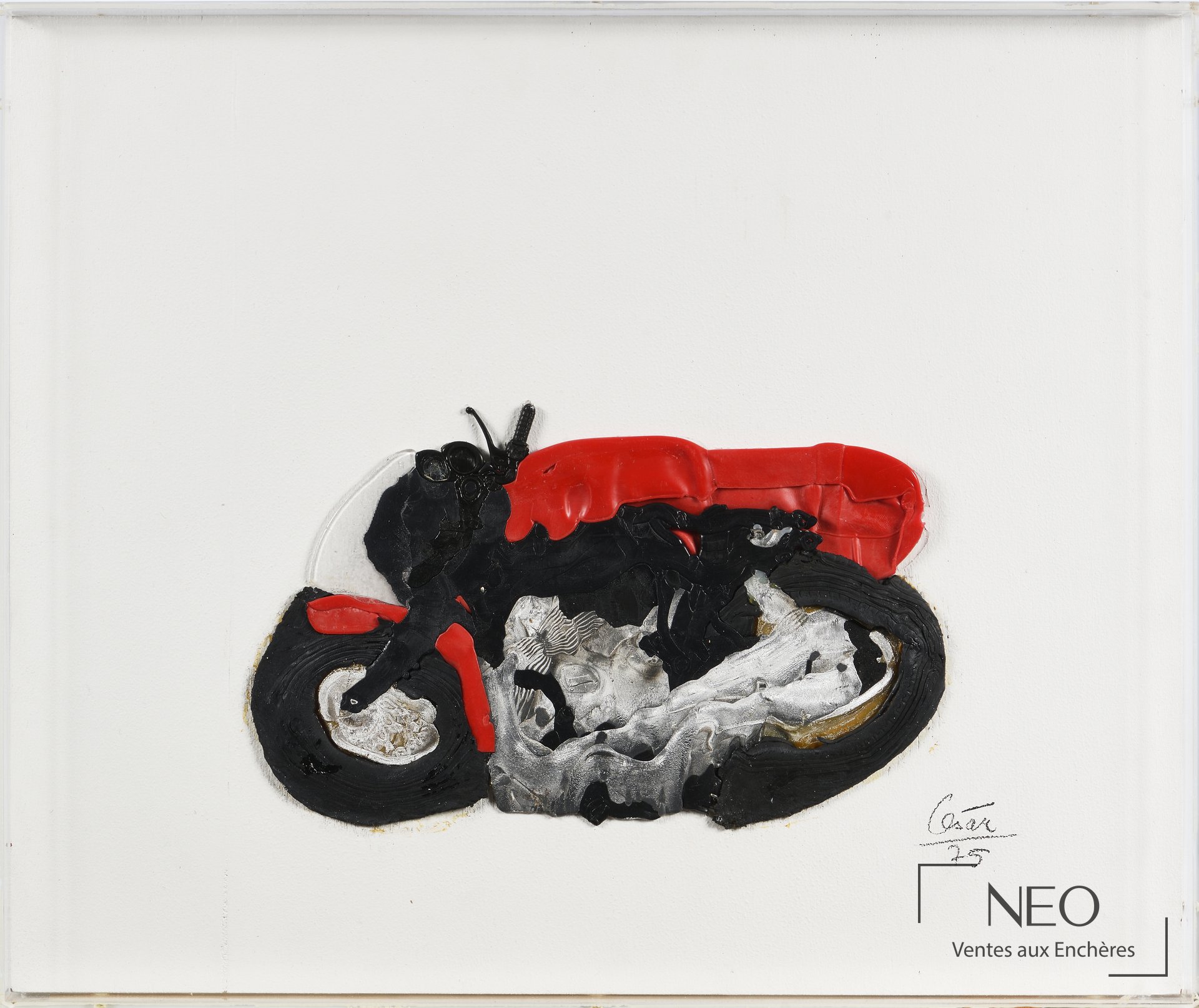Compression de motos de César en jouets plastiques compressés sous plexiglass sur fond blanc