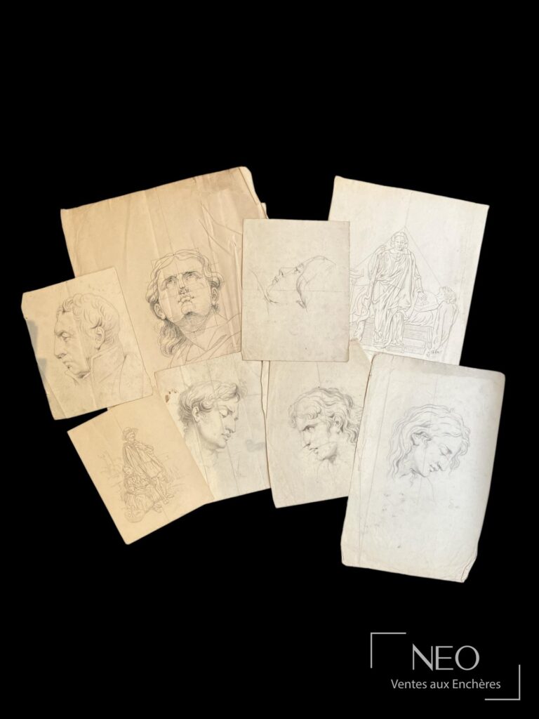 Ensemble d'environ 83 dessins et deux calques disposés sur fond noir