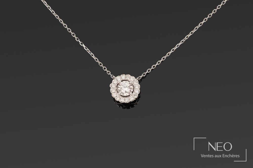 Chaîne de cou en or gris avec pendentif rond serti de diamants sur fond sombre