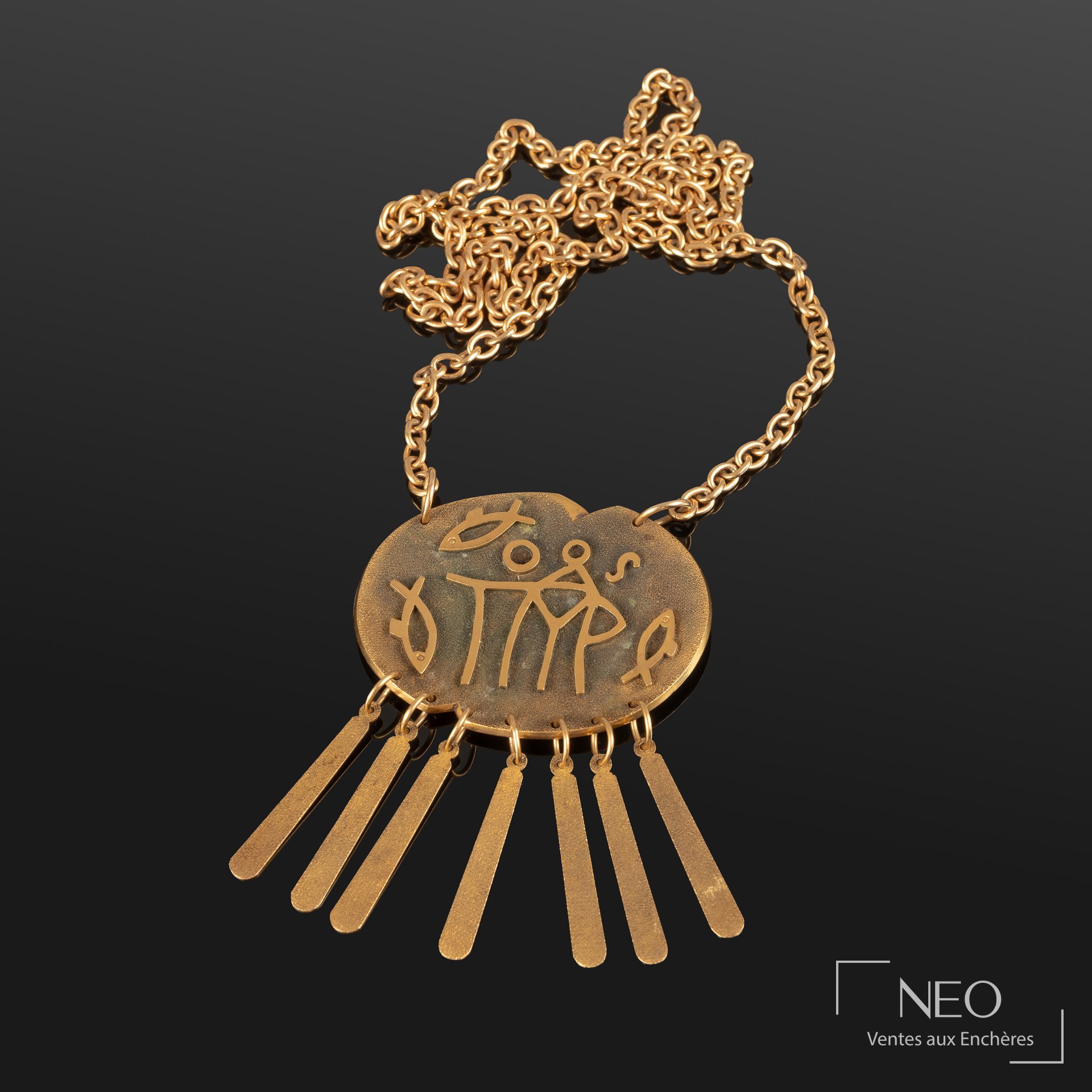 Chaîne de cou en or jaune 18K à pendentif oblong à décor de poissons