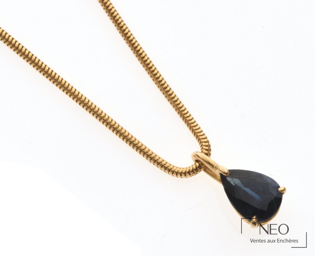 Chaîne de cou en or jaune avec pendentif à pierre bleue taille poire