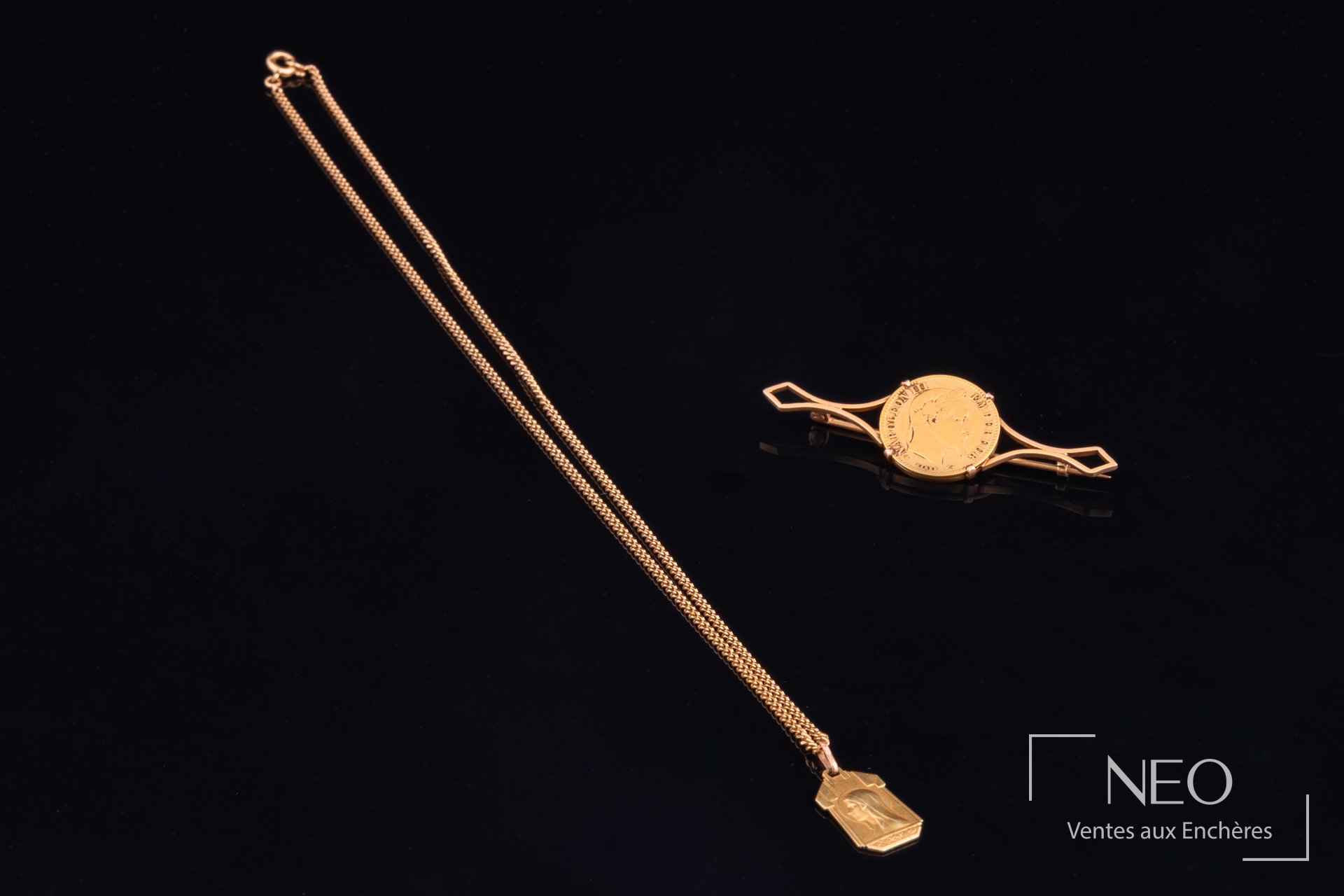 Ensemble chaîne de cou en or jaune 18 carats et médaille de baptême