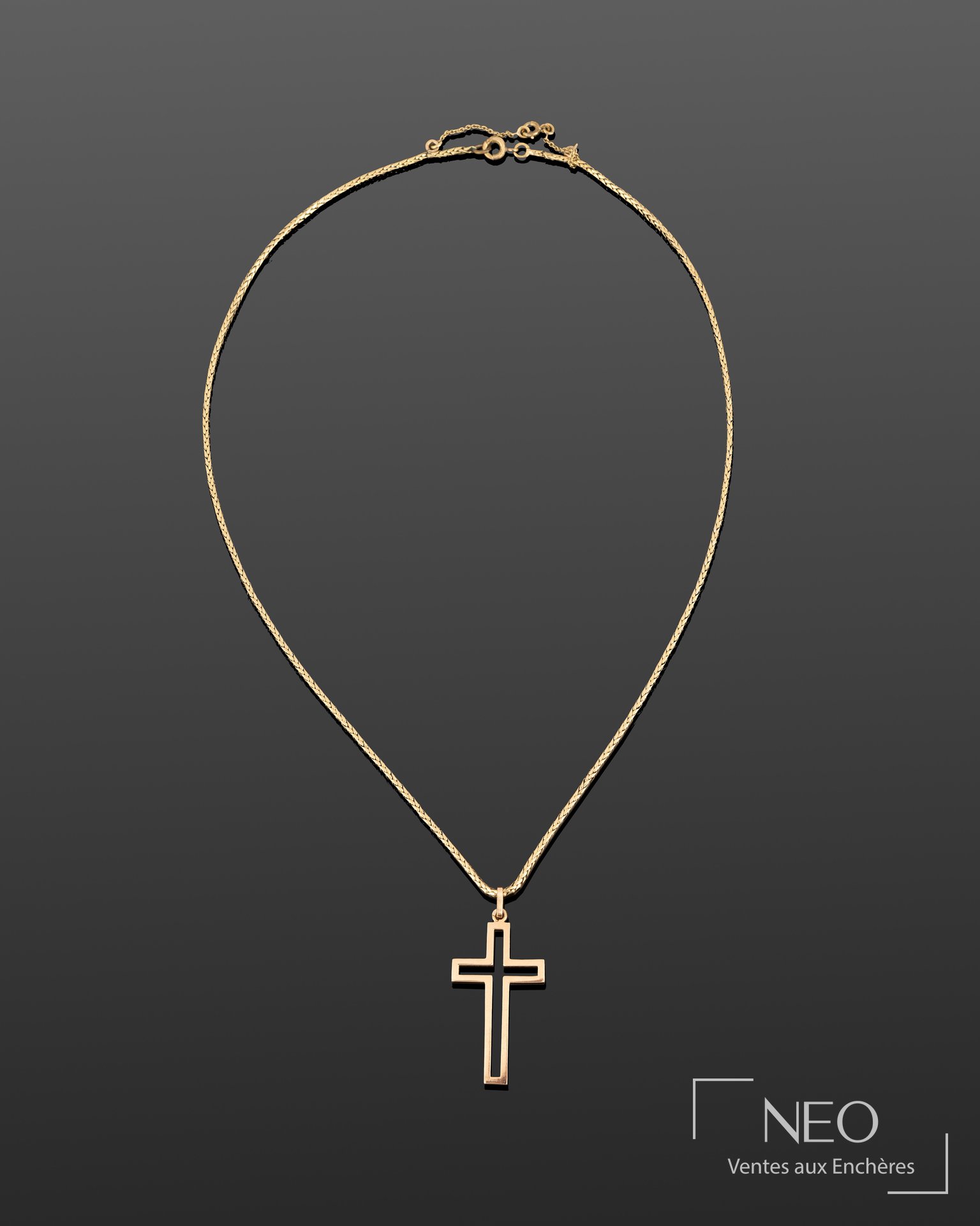 Chaîne de cou en or jaune 18K avec pendentif croix ajouré