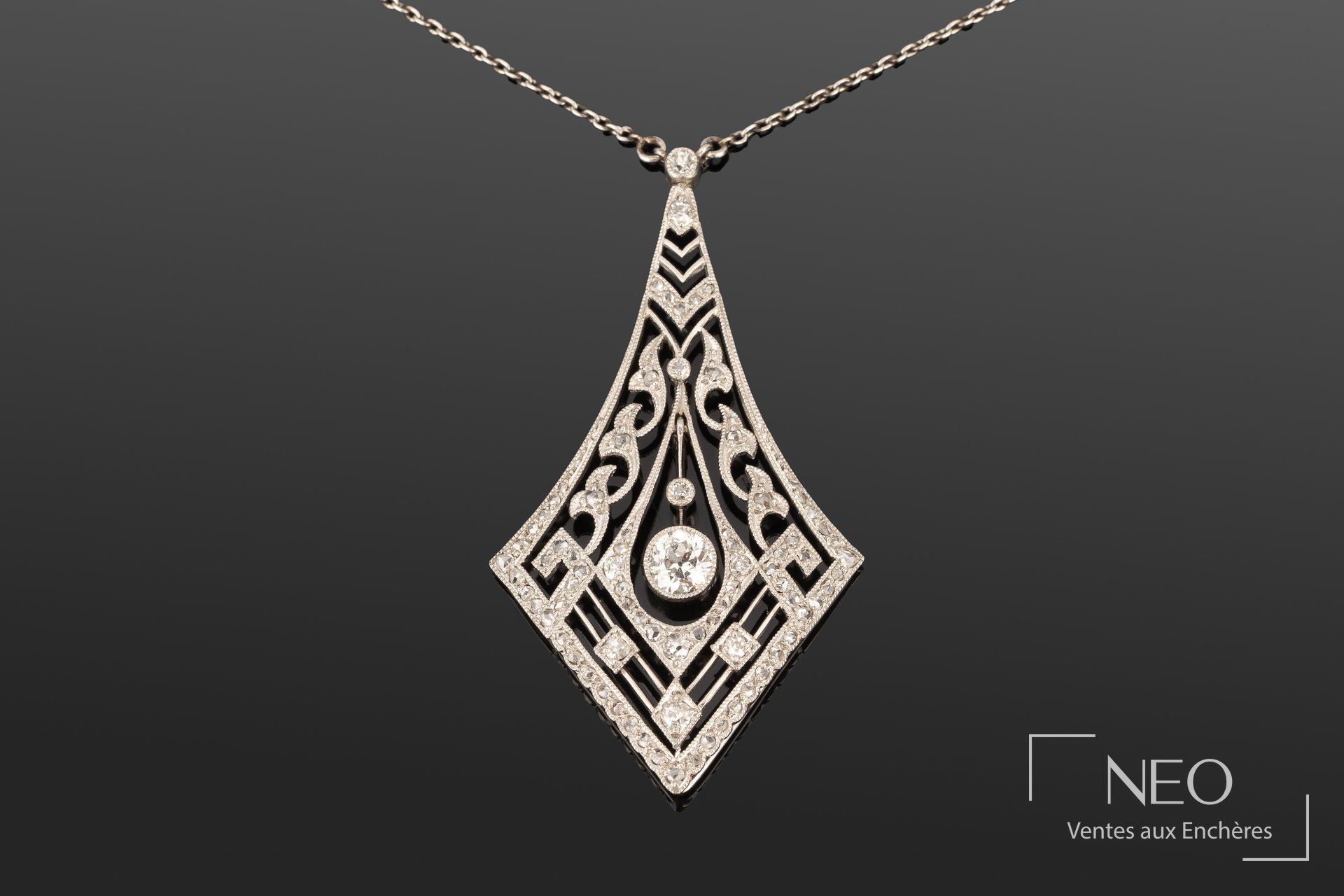 Chaîne de cou en platine avec pendentif géométrique serti de diamants et diamant central mobile