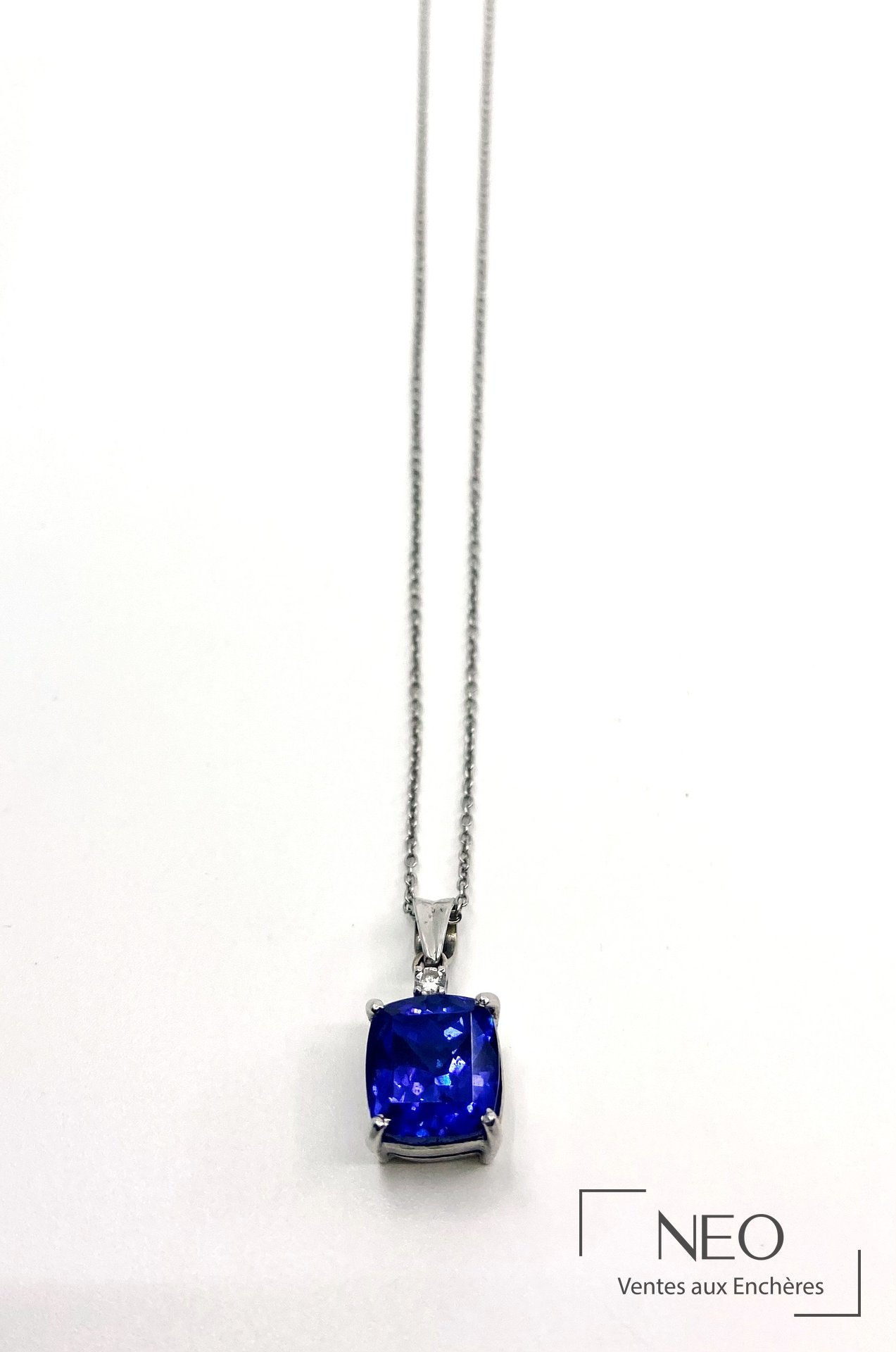 Chaîne de cou en or gris 18 carats et tanzanite