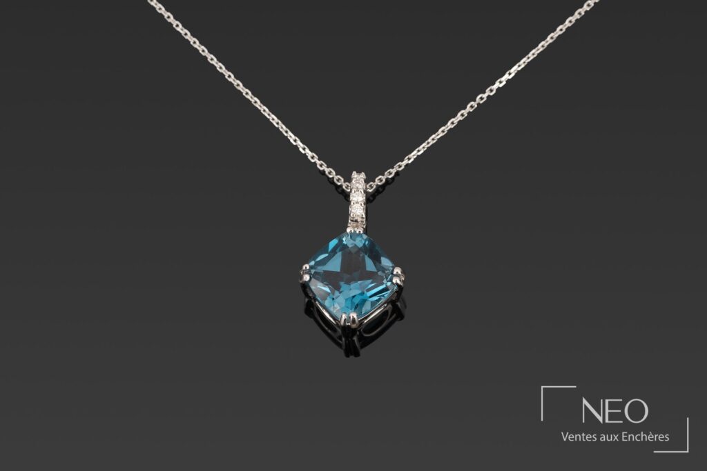Chaîne en or blanc avec pendentif serti d'une topaze bleue coussin
