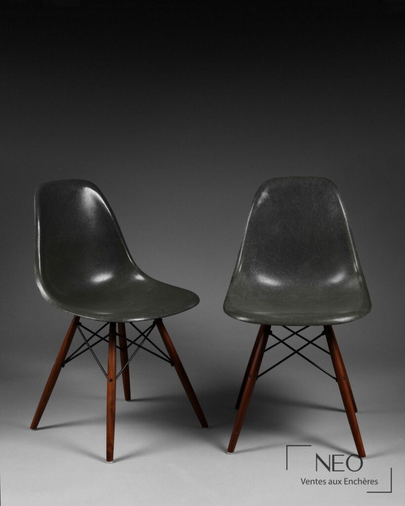 Deux chaises Eames DSW à coque gris sombre et piétement en bois
