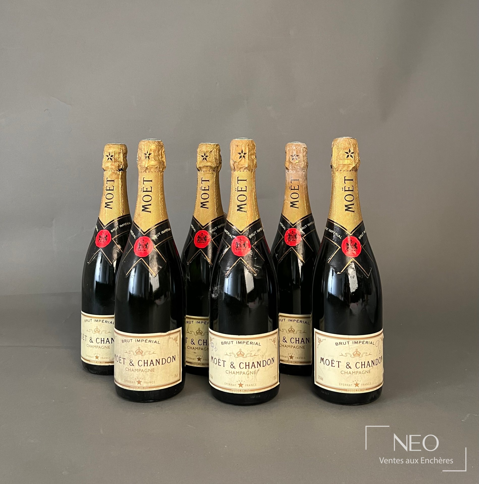 Six bouteilles de Champagne Moët et Chandon Brut Impérial