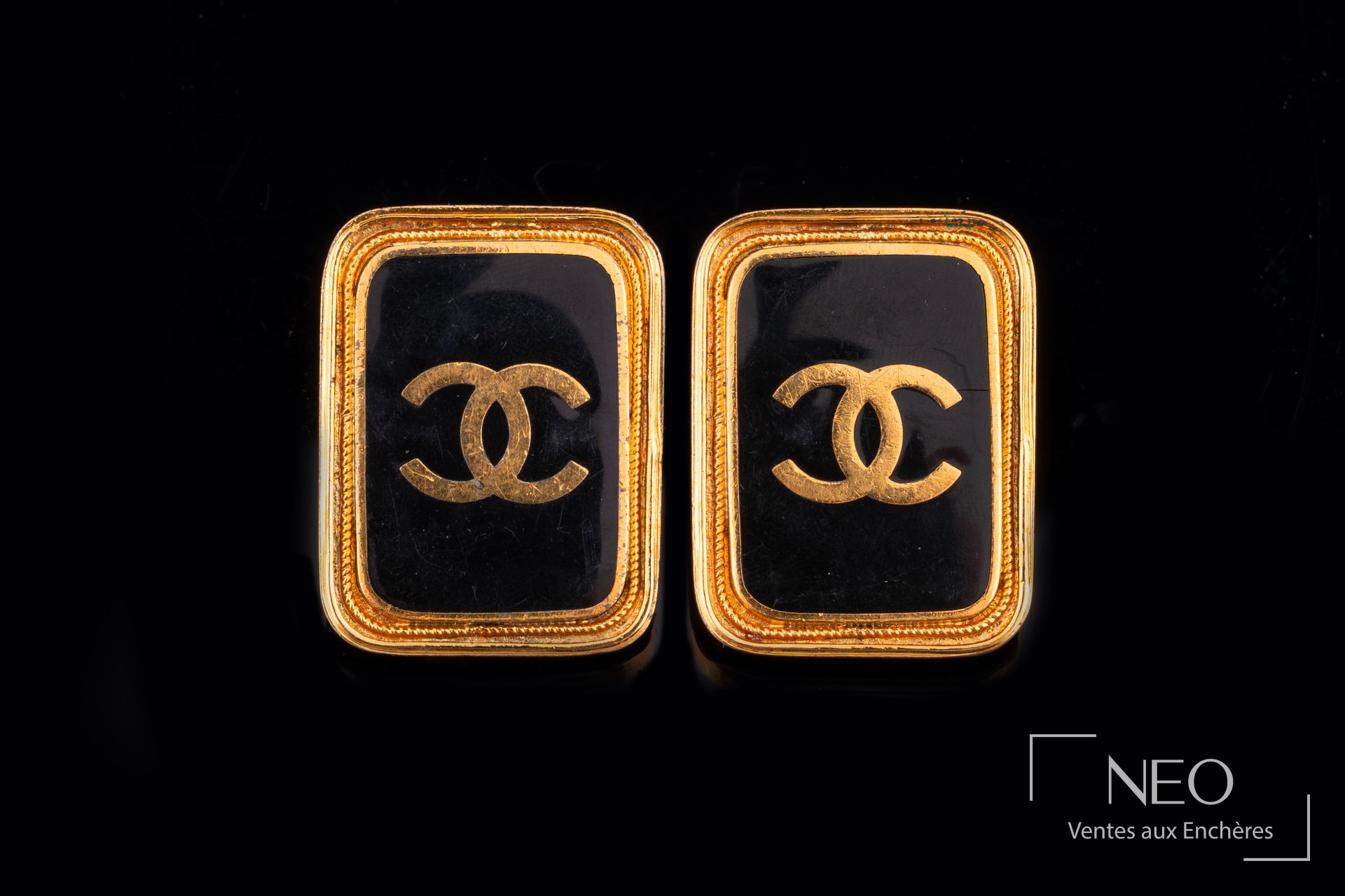 Chanel paire de clips d’oreilles rectangulaires en métal doré, sigle noir