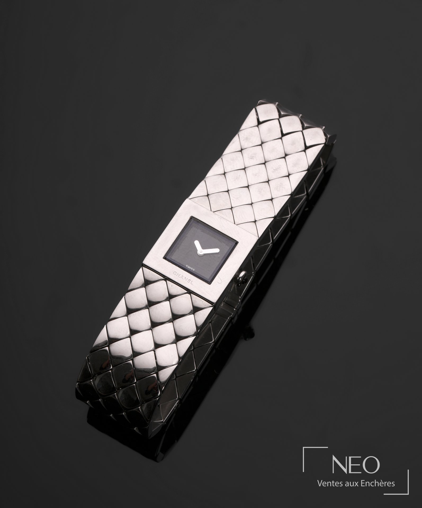 Chanel montre bracelet en acier argenté à effet matelassé