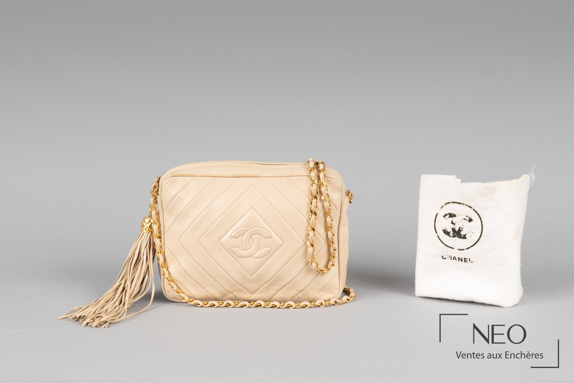 Sac Chanel en agneau crème matelassé avec chaîne dorée et pampille