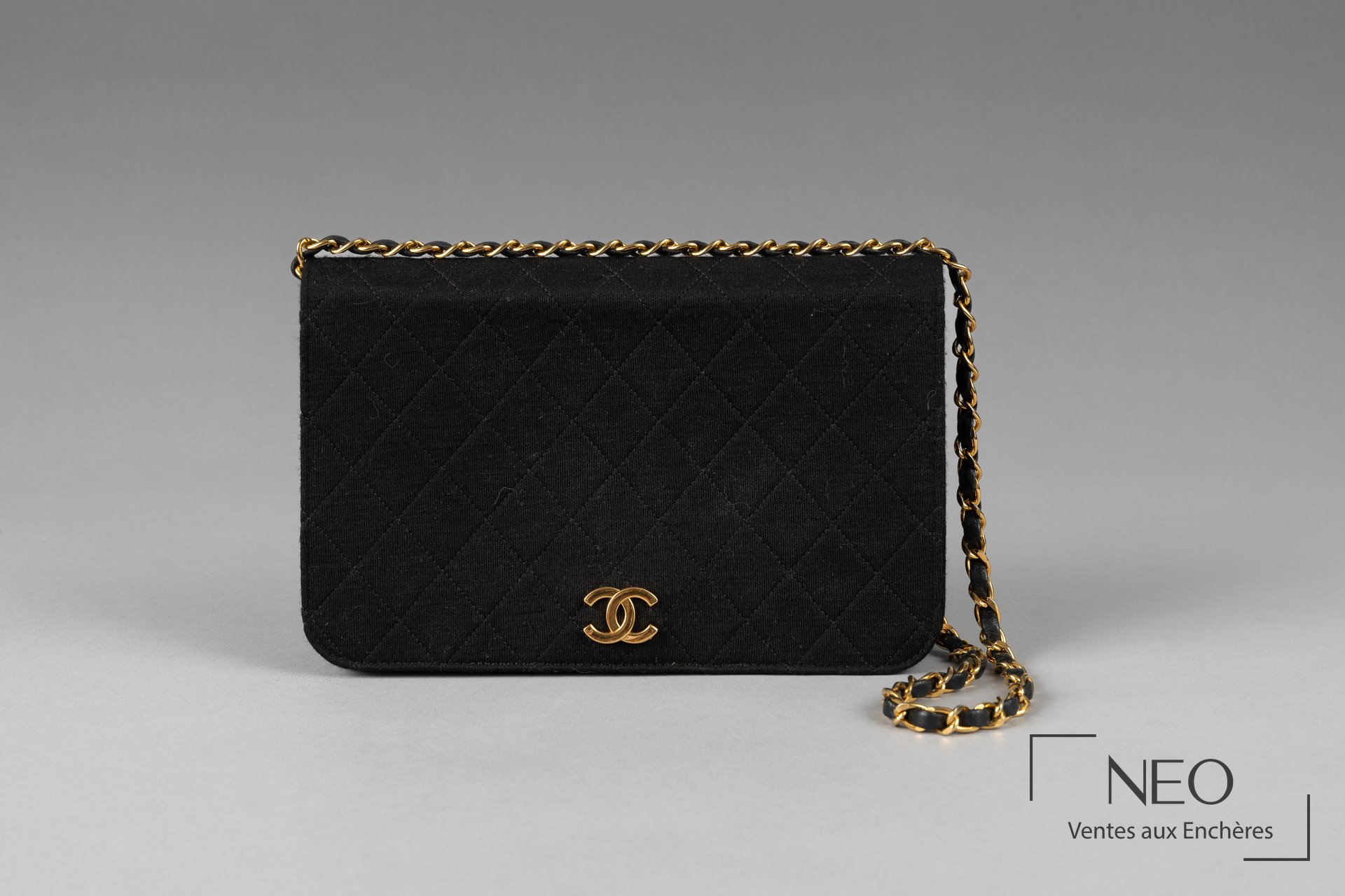 Sac Chanel noir matelassé avec chaîne dorée et logo CC sur la face avant