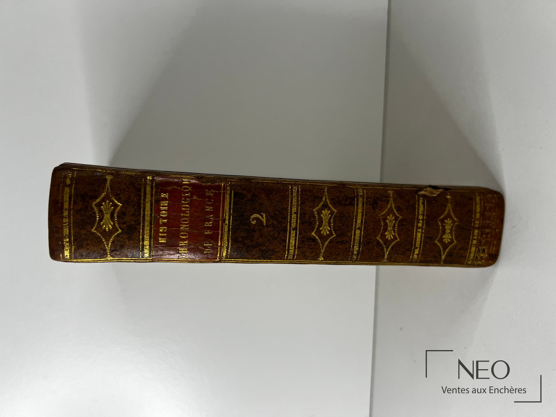 Dos d'un livre ancien en demi veau brun