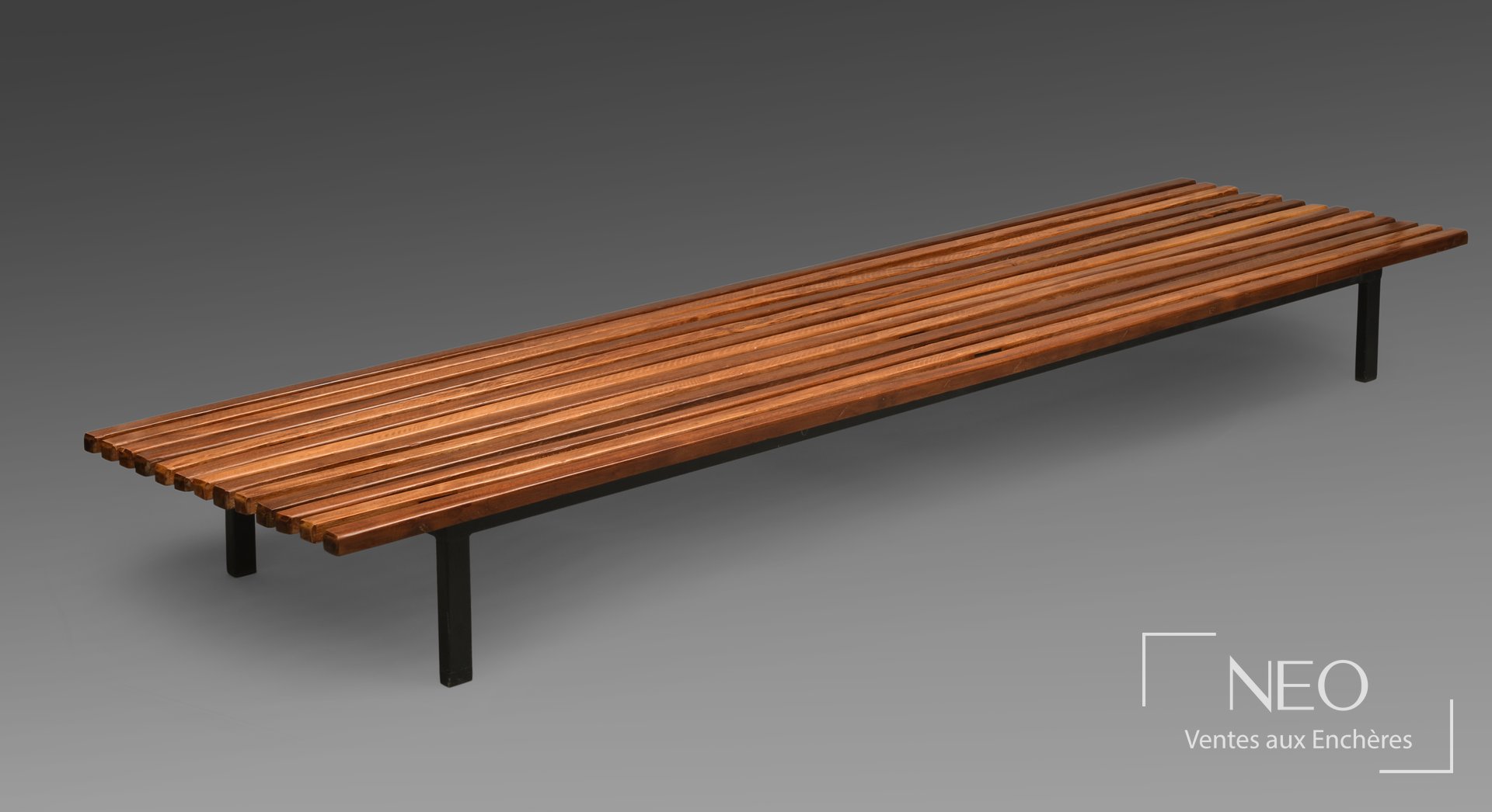 Charlotte Perriand Banquette circa 1965 en acajou et métal laqué noir