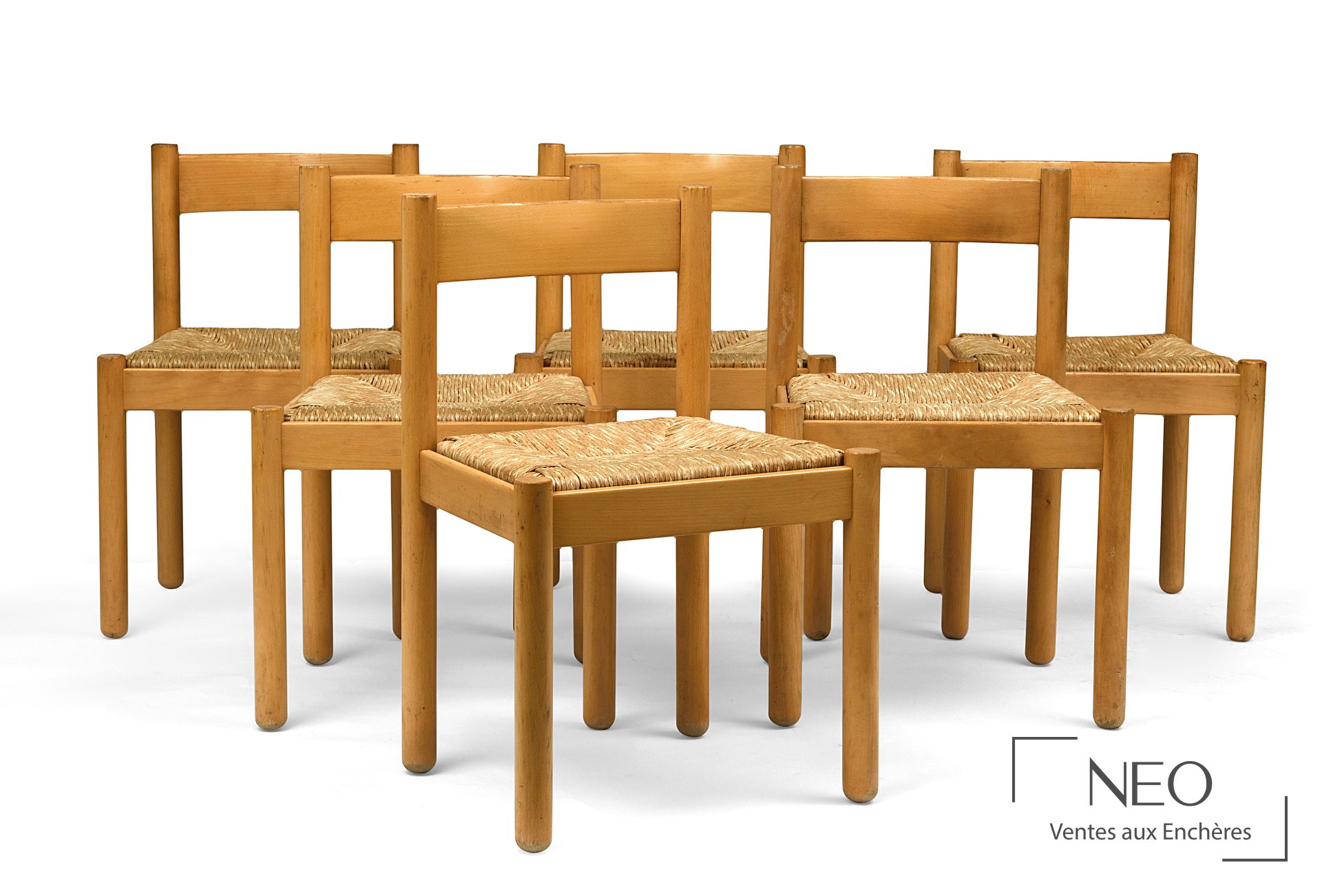 Charlotte Perriand, suite de six chaises en bois et assise paillée