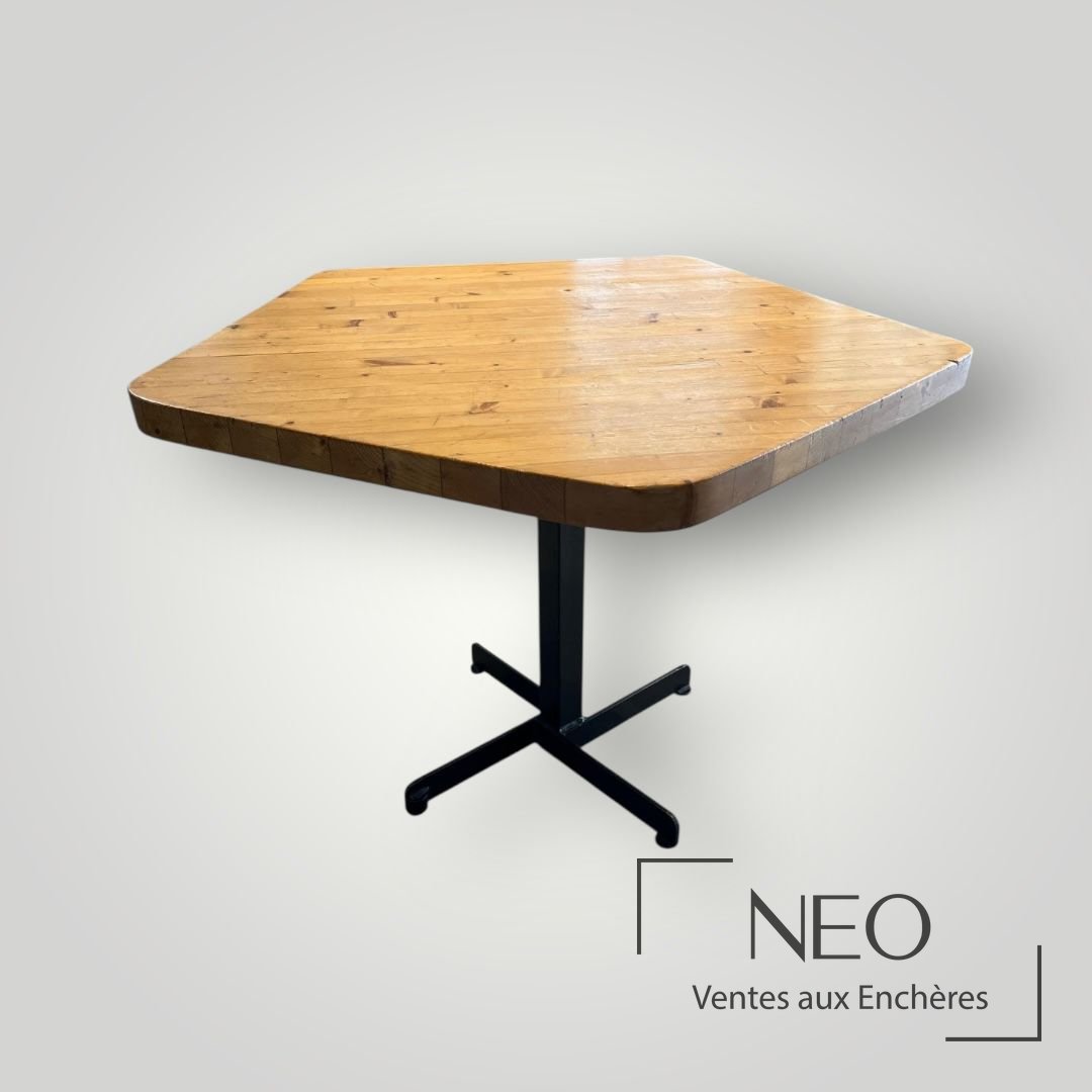Table Charlotte Perriand à plateau pentagonal en bois et piètement central noir