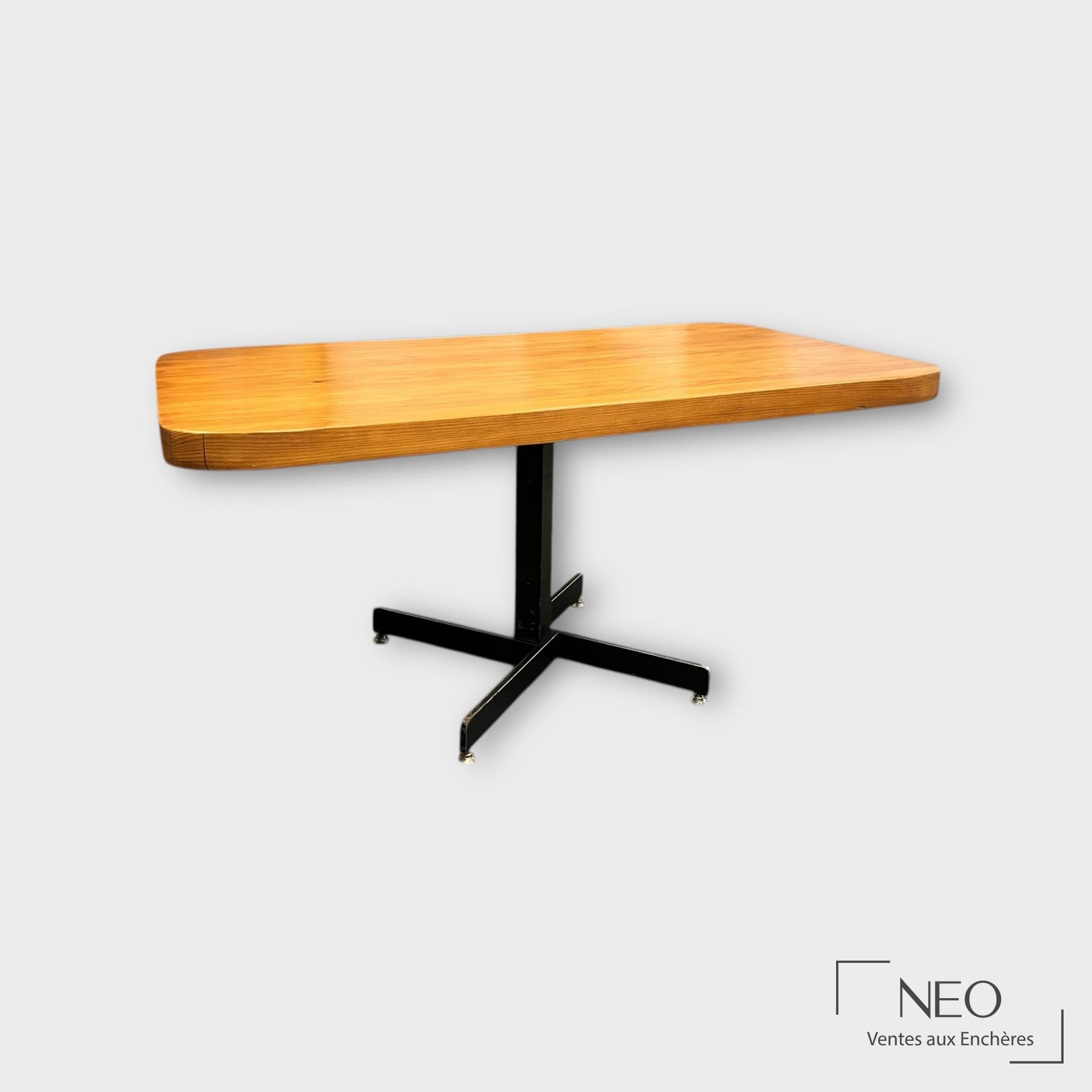 Table monte et baisse de Charlotte Perriand avec plateau rectangulaire en bois et piétement noir