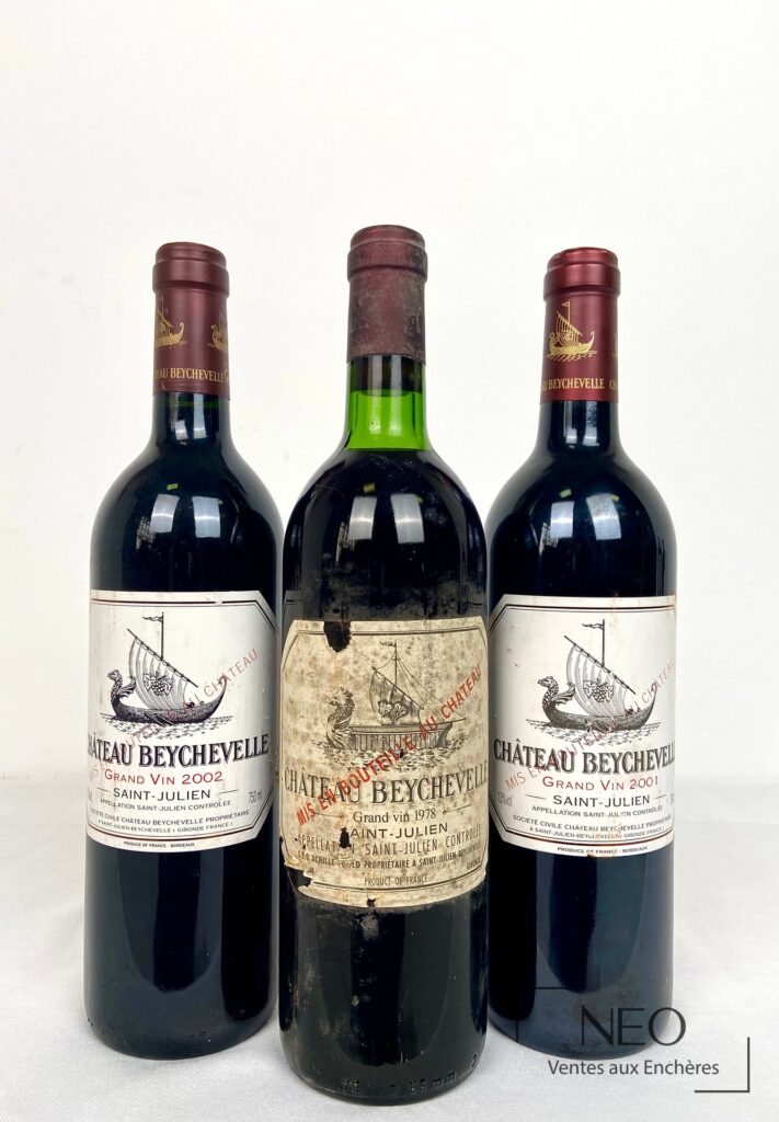 Trois bouteilles de Château Beychevelle vues de face