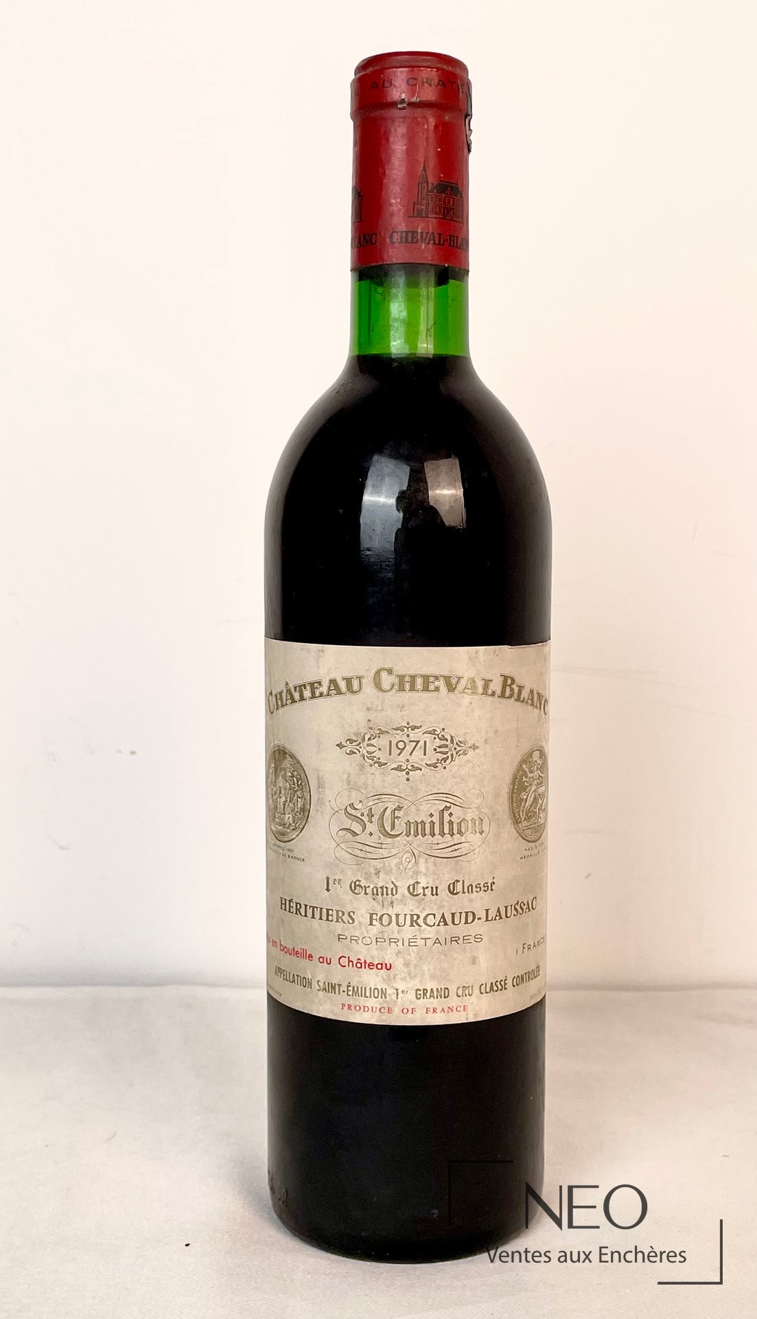 Bouteille de Château Cheval Blanc 1971 avec étiquette frontale légèrement grisée.