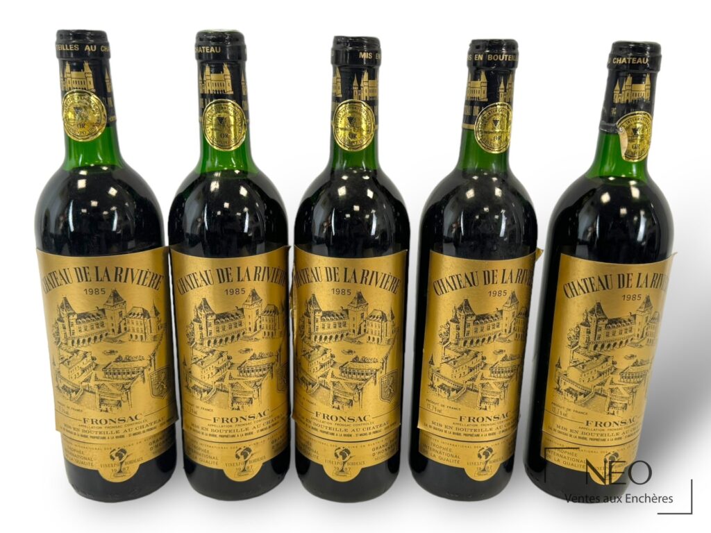 Cinq bouteilles de Château de la Rivière 1985 vues de face