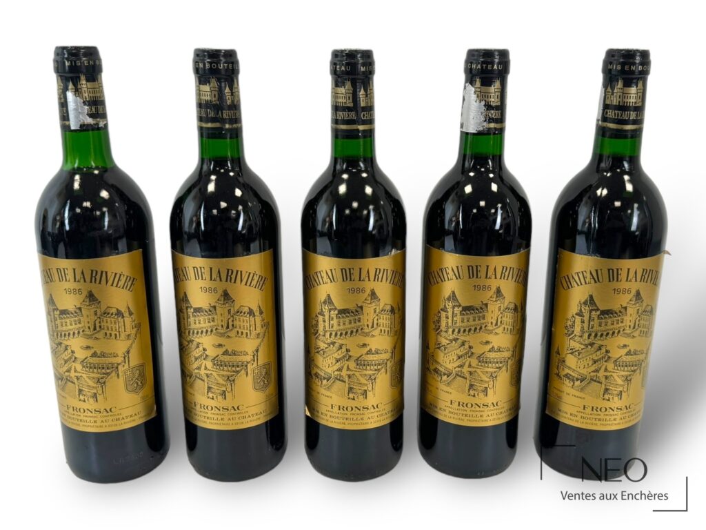 Cinq bouteilles de Château de la Rivière 1986 vues de face