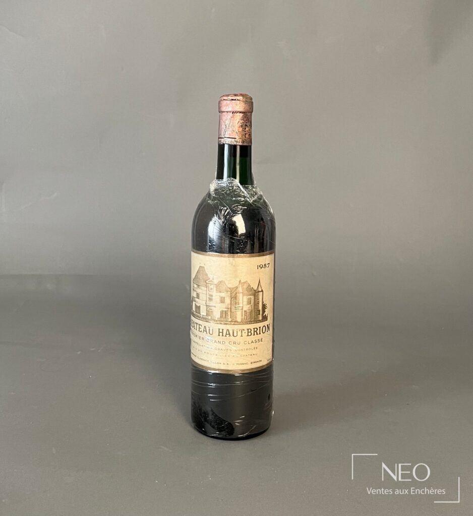 Bouteille de Château Haut-Brion 1957 avec étiquette principale visible