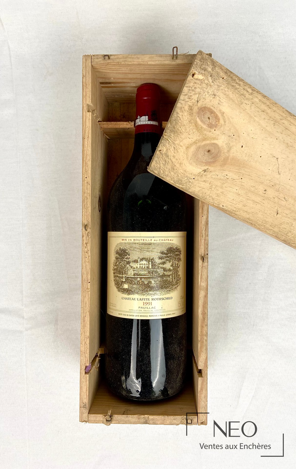Magnum Château Lafite Rothschild 1991 dans sa caisse en bois ouverte