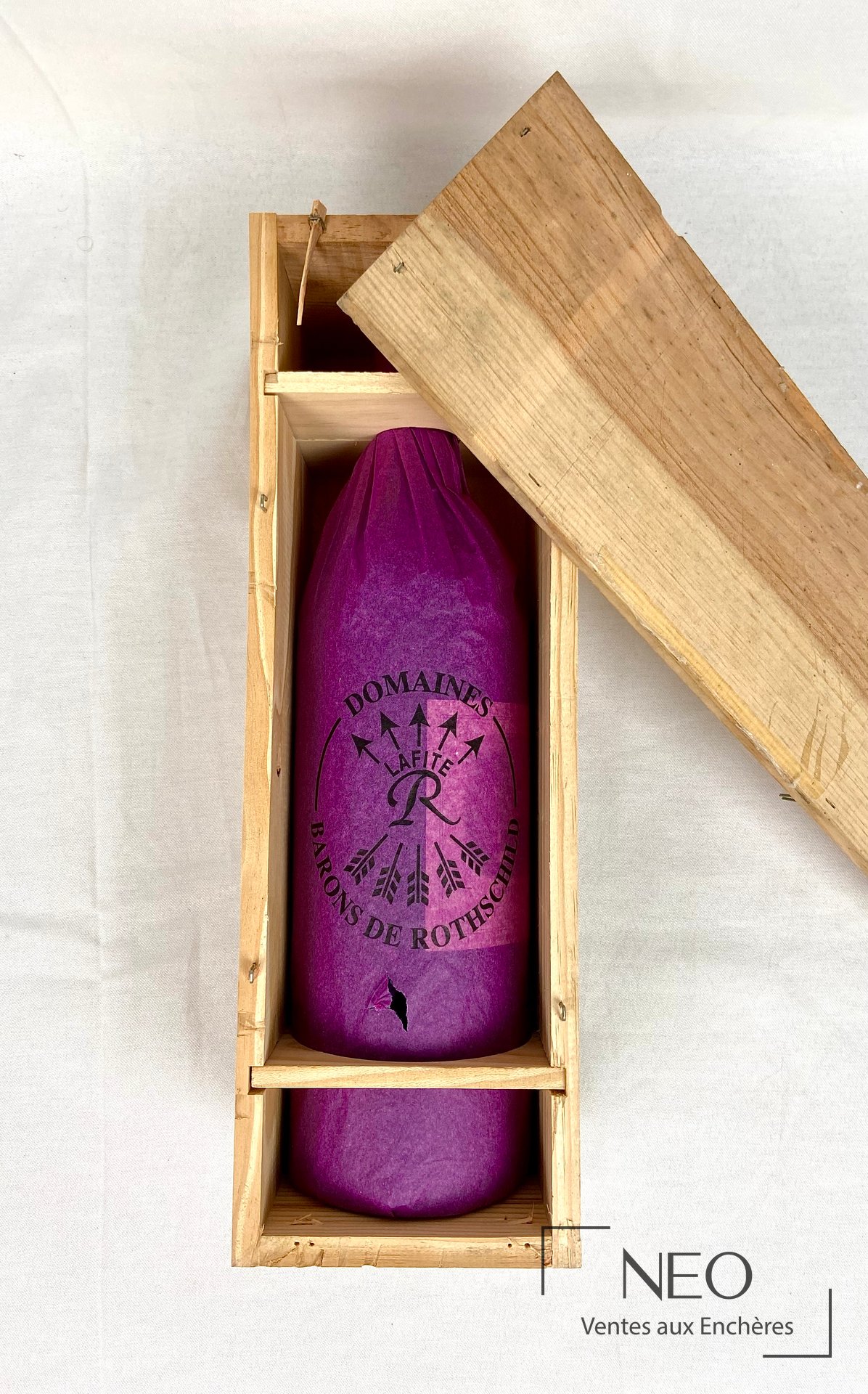 Magnum Château Lafite Rothschild 2001 présenté dans sa caisse en bois ouverte