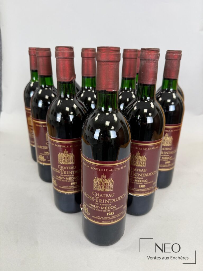 Douze bouteilles de Château Larose-Trintaudon 1985 réunies en caisse bois d'origine