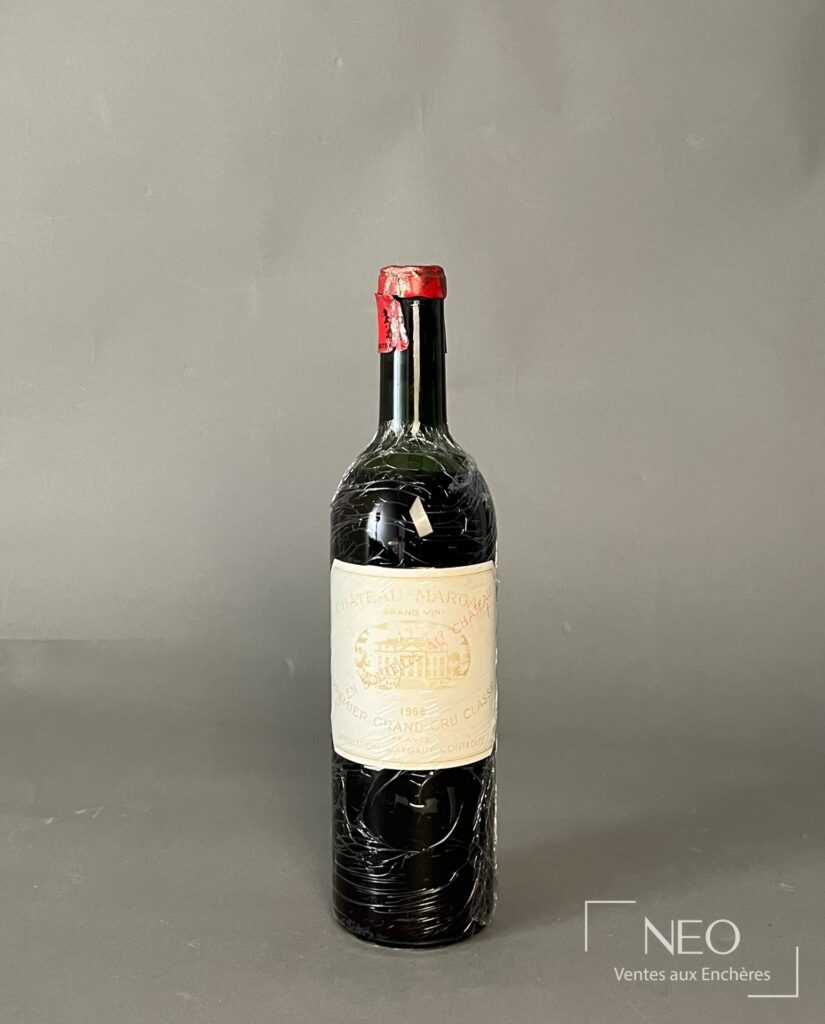 Bouteille de Château Margaux 1958 avec capsule rouge endommagée et étiquette en place