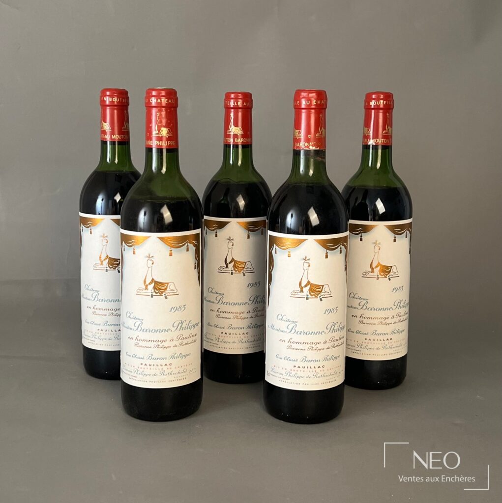 Cinq bouteilles de Pauillac Château Mouton Baronne Philippe 1983 présentées de face